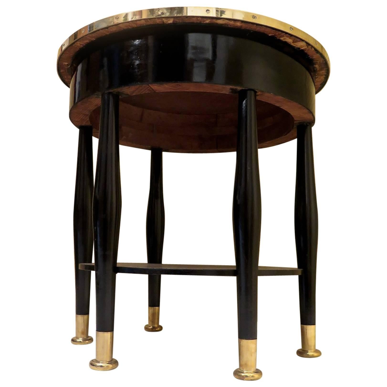 Une table d'appoint 