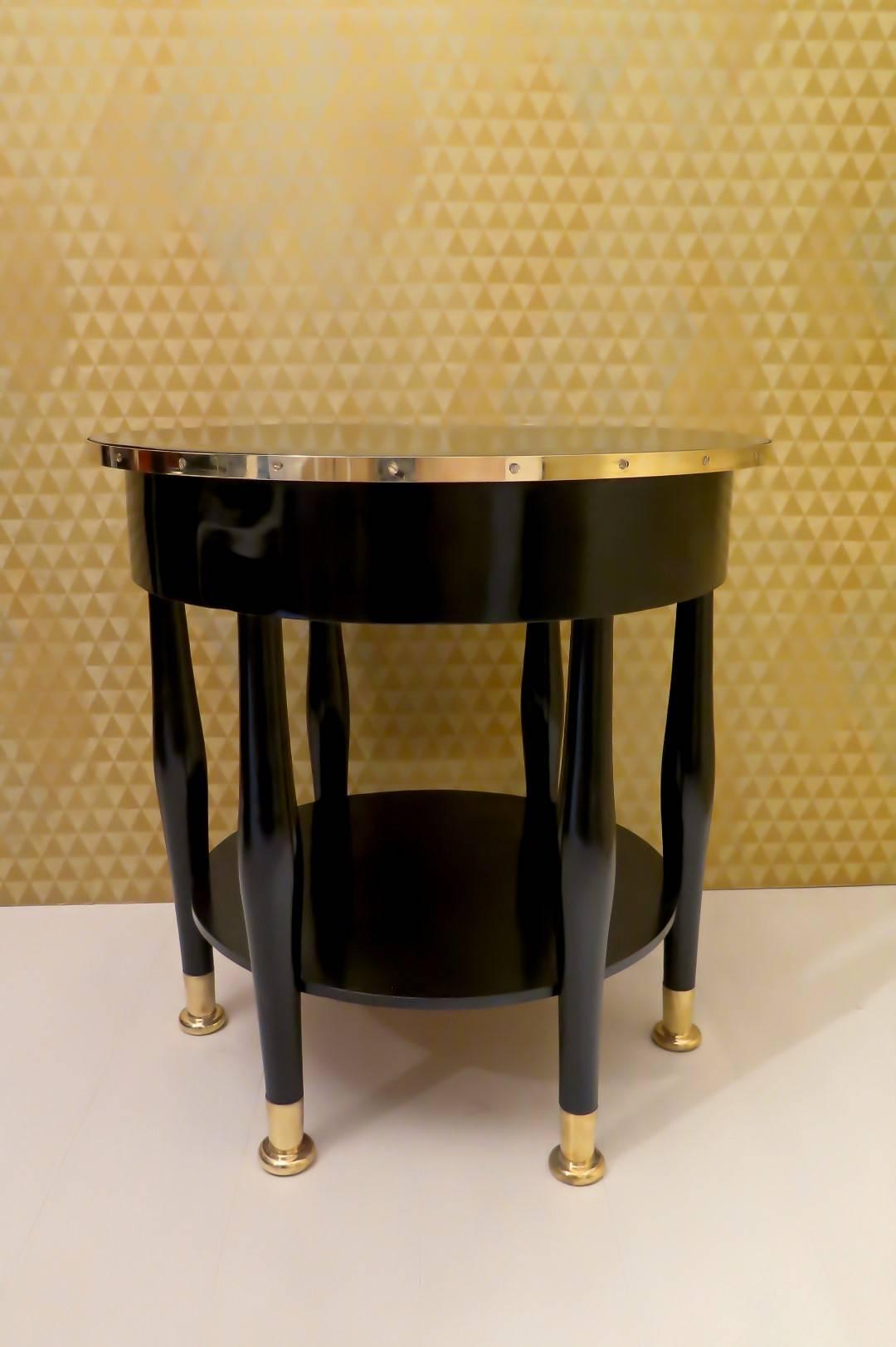 Adolf Loos Round Black Shellac and Brass Austrian Art Nouveau Side Table, 1910 In Good Condition For Sale In Rome, IT