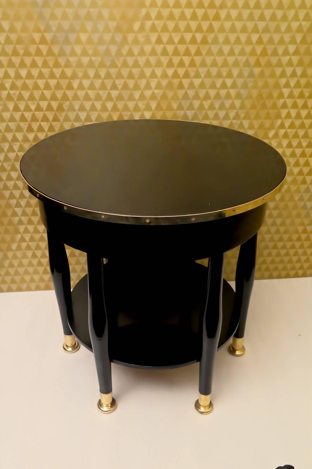 Début du 20ème siècle Table d'appoint ronde Art nouveau autrichien en laiton et gomme-laque noire d'Adolf Loos, 1910