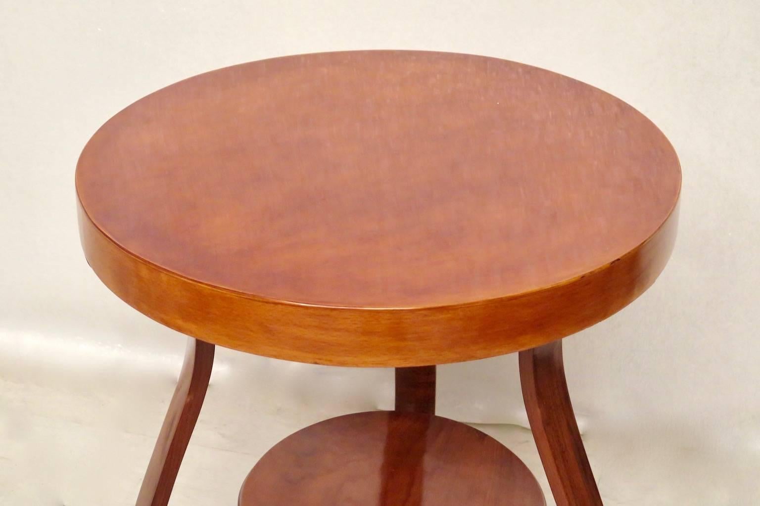 Art Deco Round Cherrywood Italian Side Table, 1930 In Excellent Condition In Rome, IT