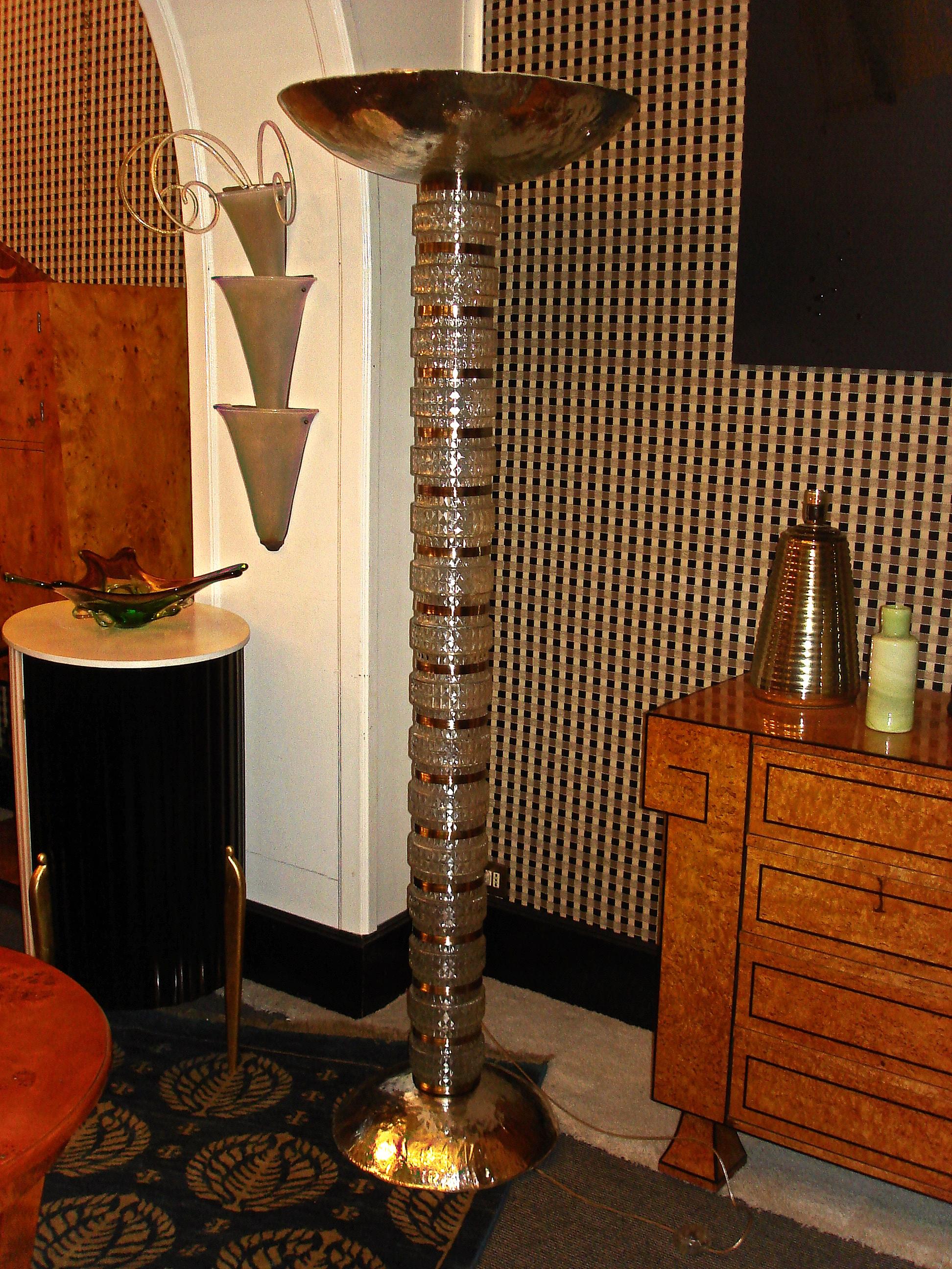 Brilliant floor lamp made of Murano glass. 

Formed by two mirrored glass cups, a small one as a base and a larger one placed on top containing four-lights. The central body is made up of glass cylinders alternating with the chromed metal parts.