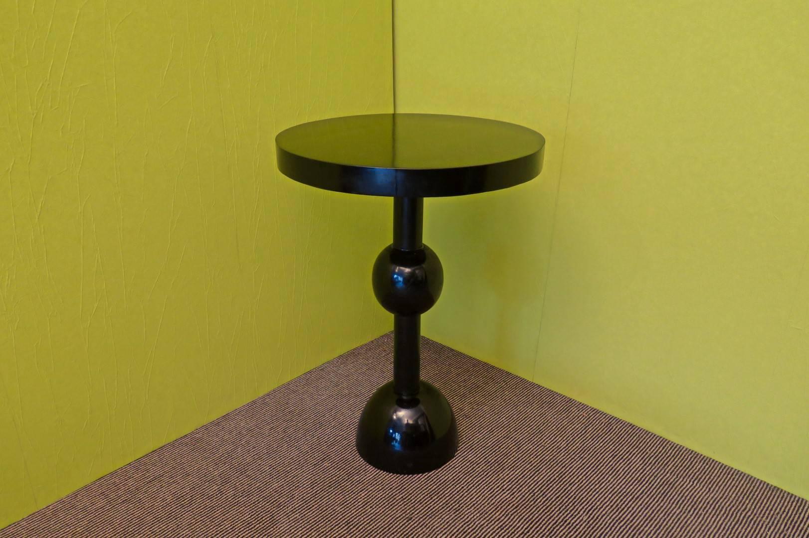 Beautiful blacks sidetables Art Deco, very beautiful and especially the central leg. All blacks lacquered.