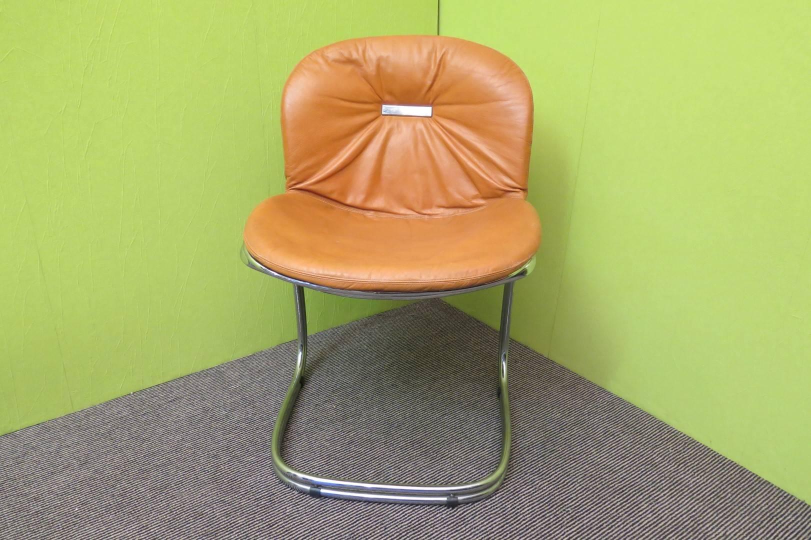 Six Sabrina chairs in tubular metal and brown leather, icon of the 1970s of this Maestro of the Italian design. Structure in curved metal tube, for these six chairs by Gastone Rinaldi. Seat covered with a fine leather cushion. Comfortable and