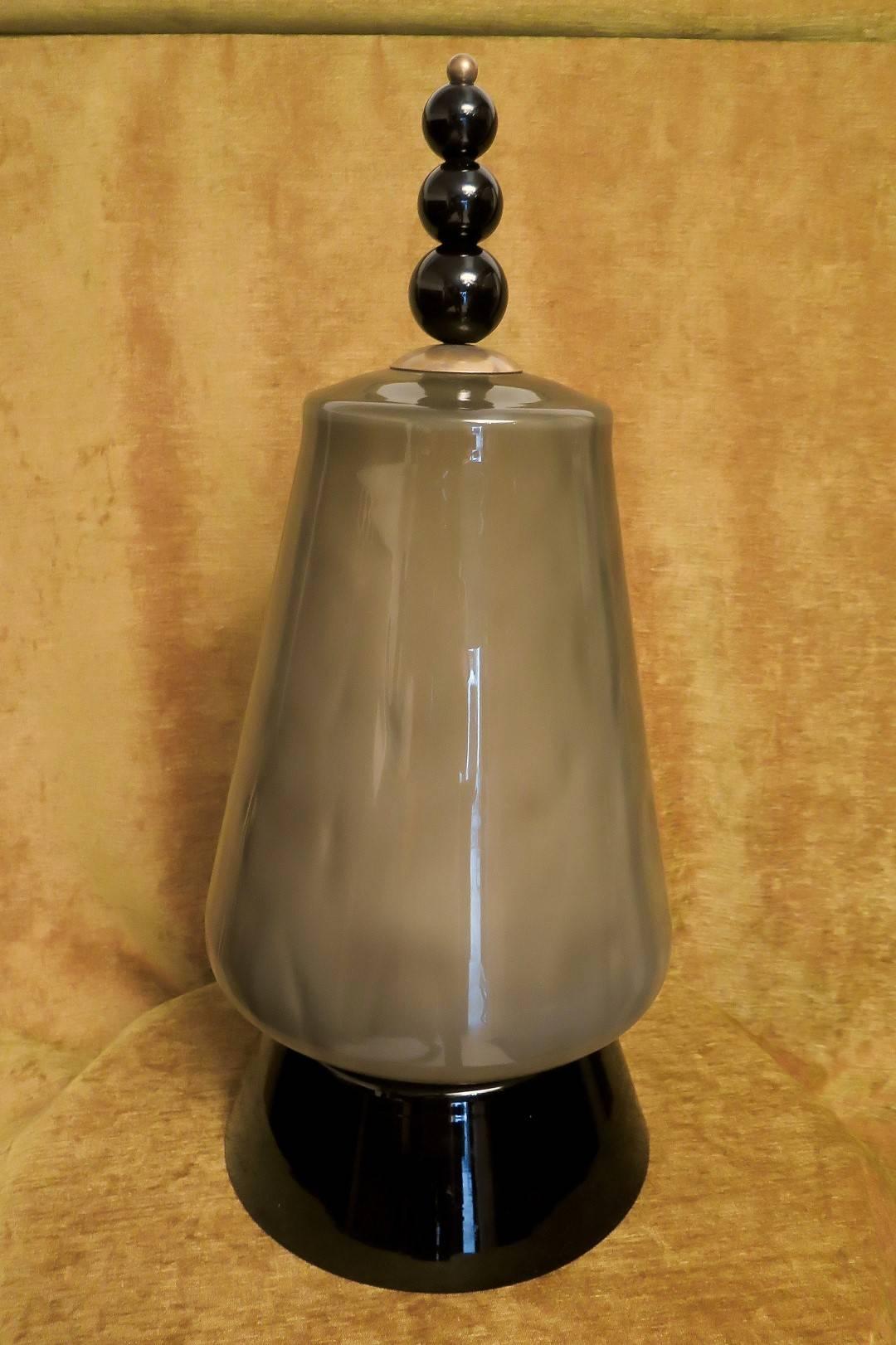 Table lamp of Murano, the basis in black glass and glass body color dove-gray, three black balls on top. Very beautiful reminiscent of a lantern.