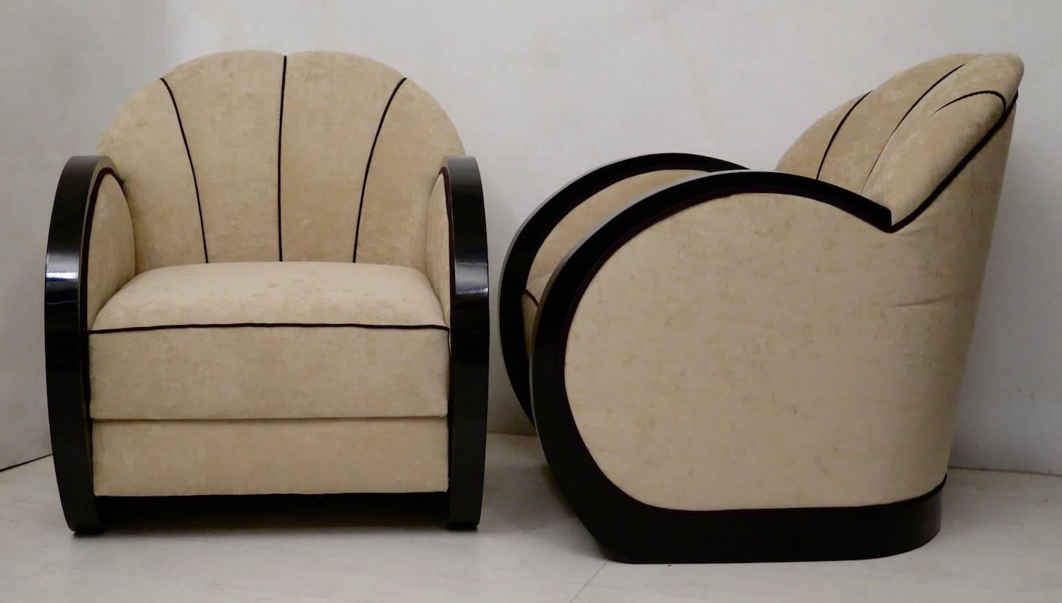 Pair of Italian armchairs of the 1930s, all dressed in light brown velvet.
With a black wood strip which descends from the armrest side towards the foot.
