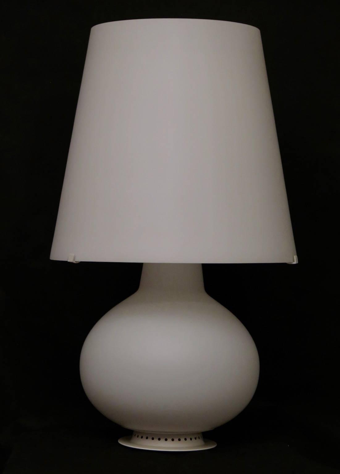 Mid-Century Modern Max Ingrand for Fontana Arte Withe Art Glass Italian Table Lamp, 1970 For Sale
