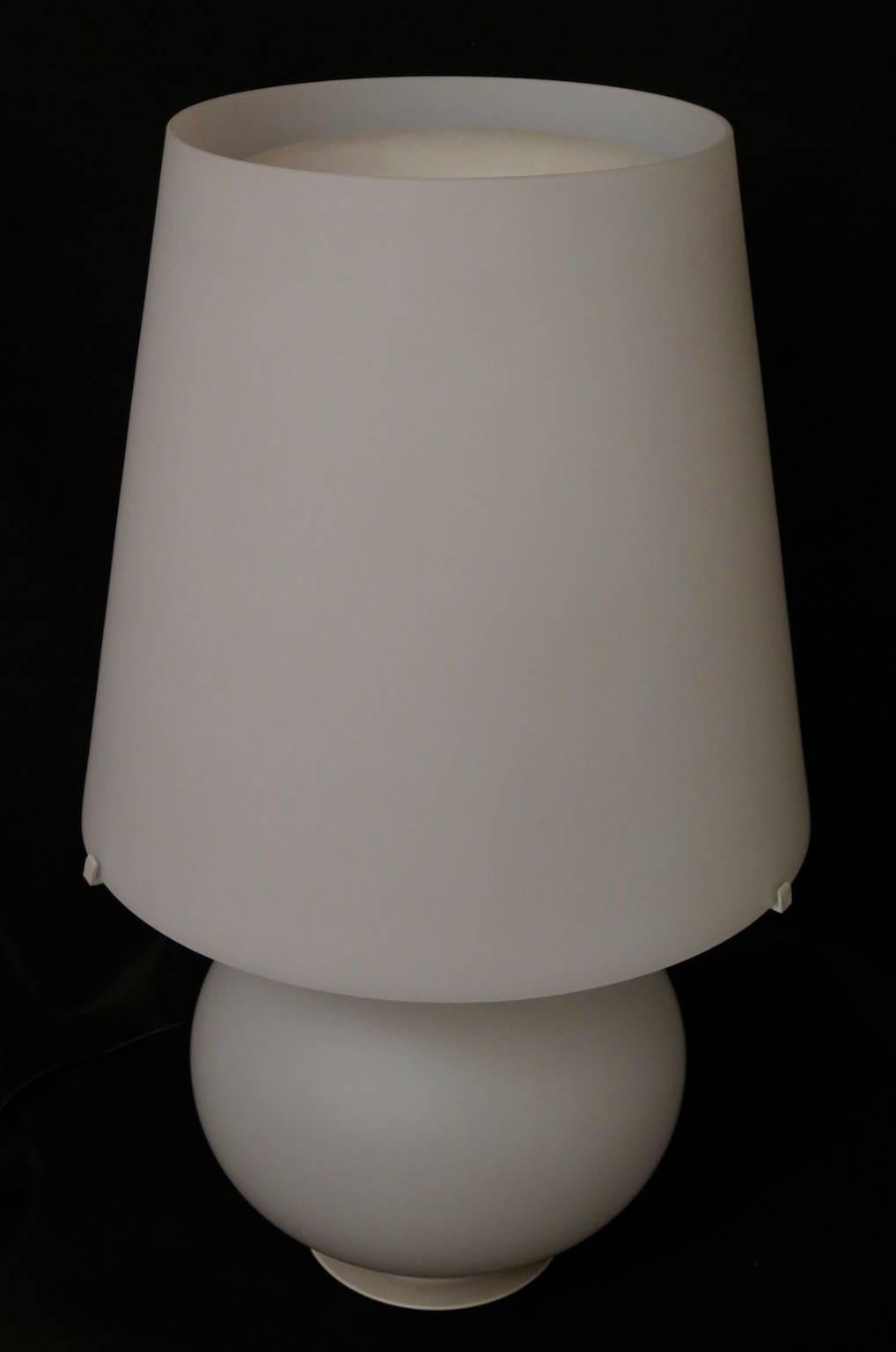 Max Ingrand for Fontana Arte Withe Art Glass Italian Table Lamp, 1970 For Sale 4