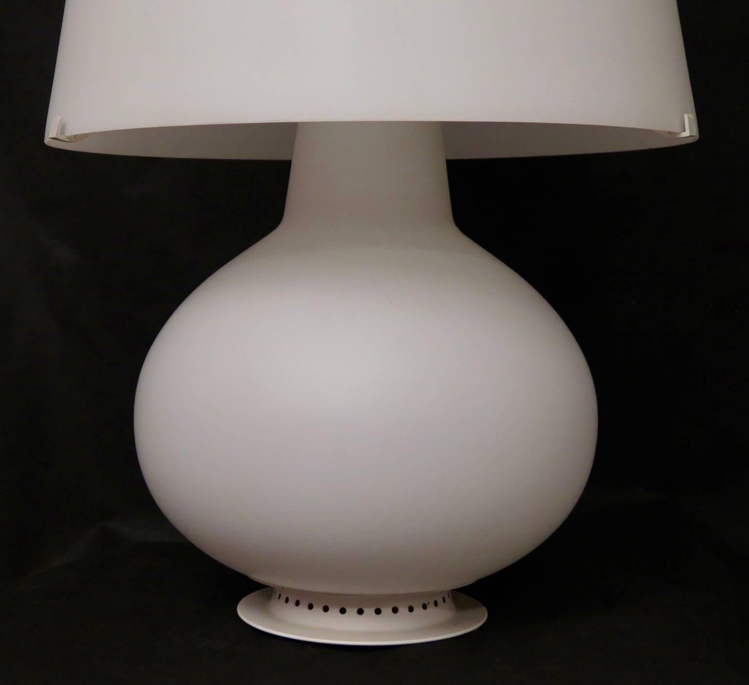 Late 20th Century Max Ingrand for Fontana Arte Withe Art Glass Italian Table Lamp, 1970 For Sale