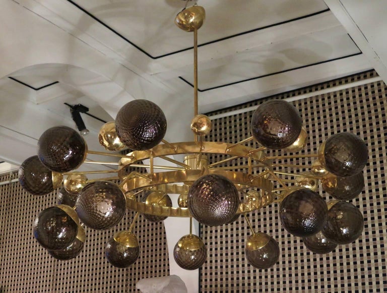 Murano Art Glass and Brass MidCentury Chandelier, 1950 In Excellent Condition For Sale In Rome, IT