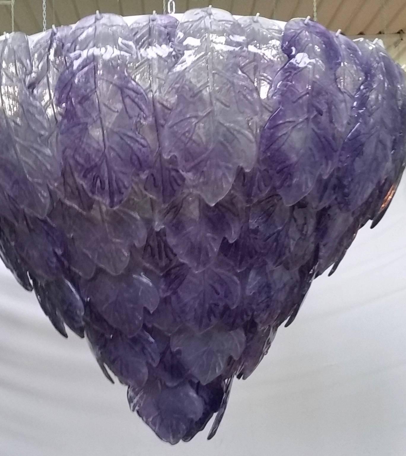 A cascade of leaves for this amethyst-colored chandelier. Murano art glass chandelier. Of the first half of the 20th century. Fantastic Venetian amethyst color. Put in evidence precisely from the first photo, a striking color for this