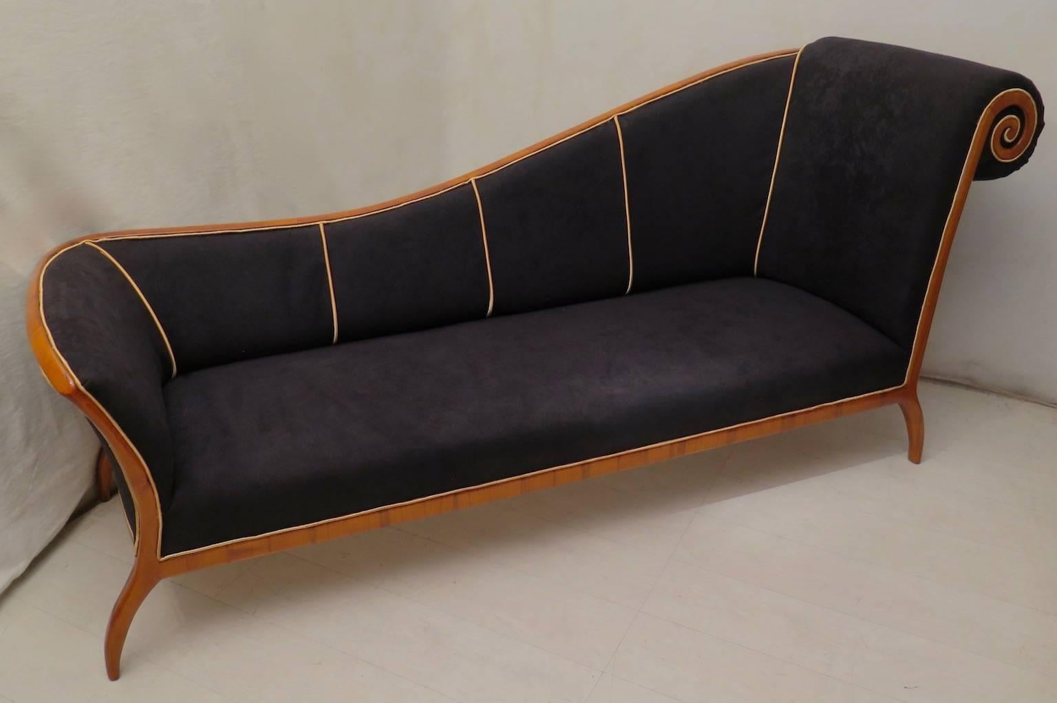 Sofa upholstered in black velvet, with gold border. Dormeuse formed by a large base seat, with a backrest that slopes from right to left, and a spiral armrest.

The four very fine legs that continue to give movement to the whole Dormeuse. There are
