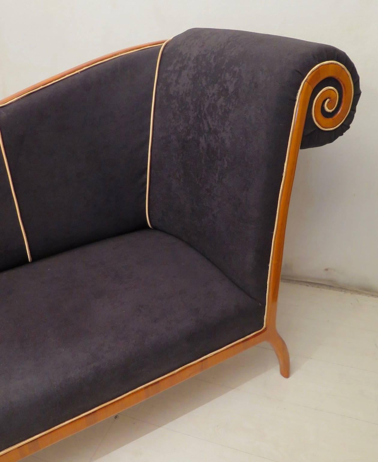Art Deco Long Cherrywood and Black Velvet Italian Sofa, 1940 In Excellent Condition In Rome, IT