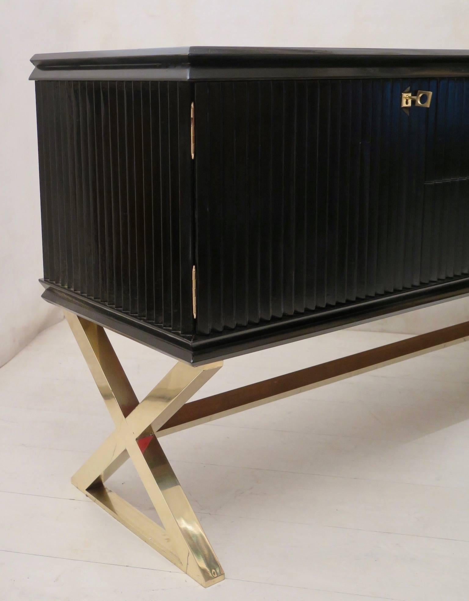 1950 Black Shellac and Brass Italian Midcentury Sideboard In Excellent Condition In Rome, IT