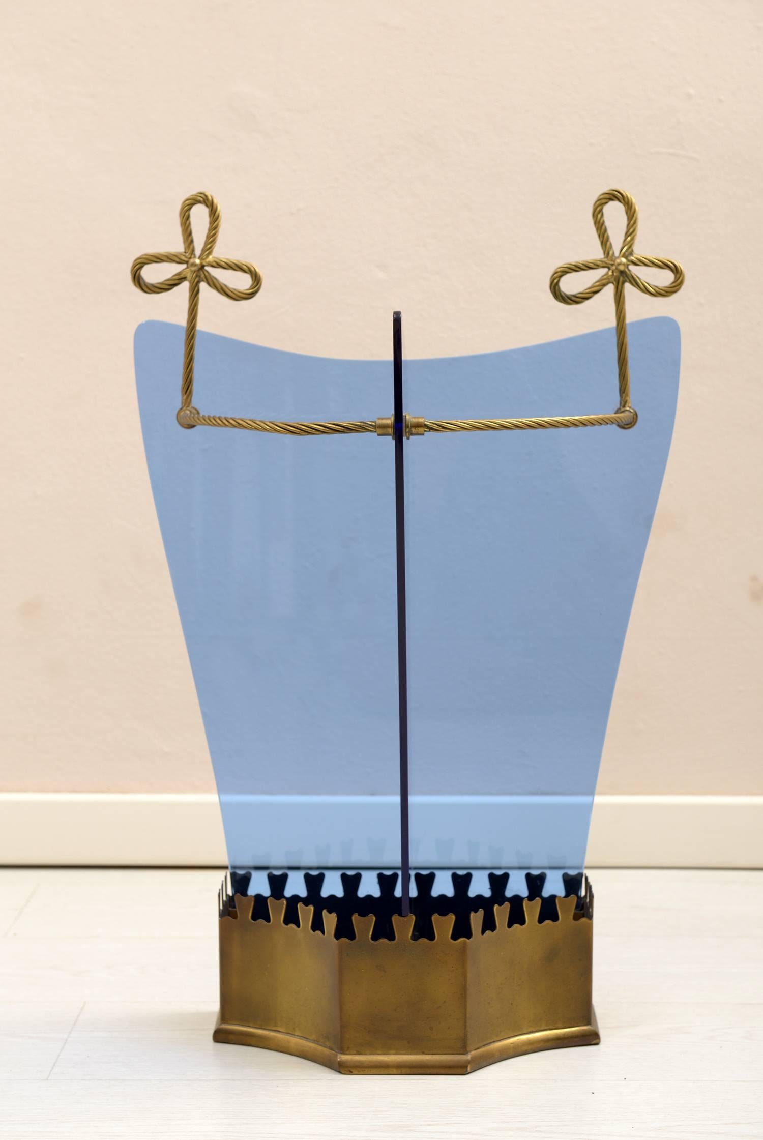 Brass moulded structure with two brass trays containers to empty the water.
Cut and beveled bleu Tempered crystal.
Manufacture crystal Art Torino, Italy, 1950.