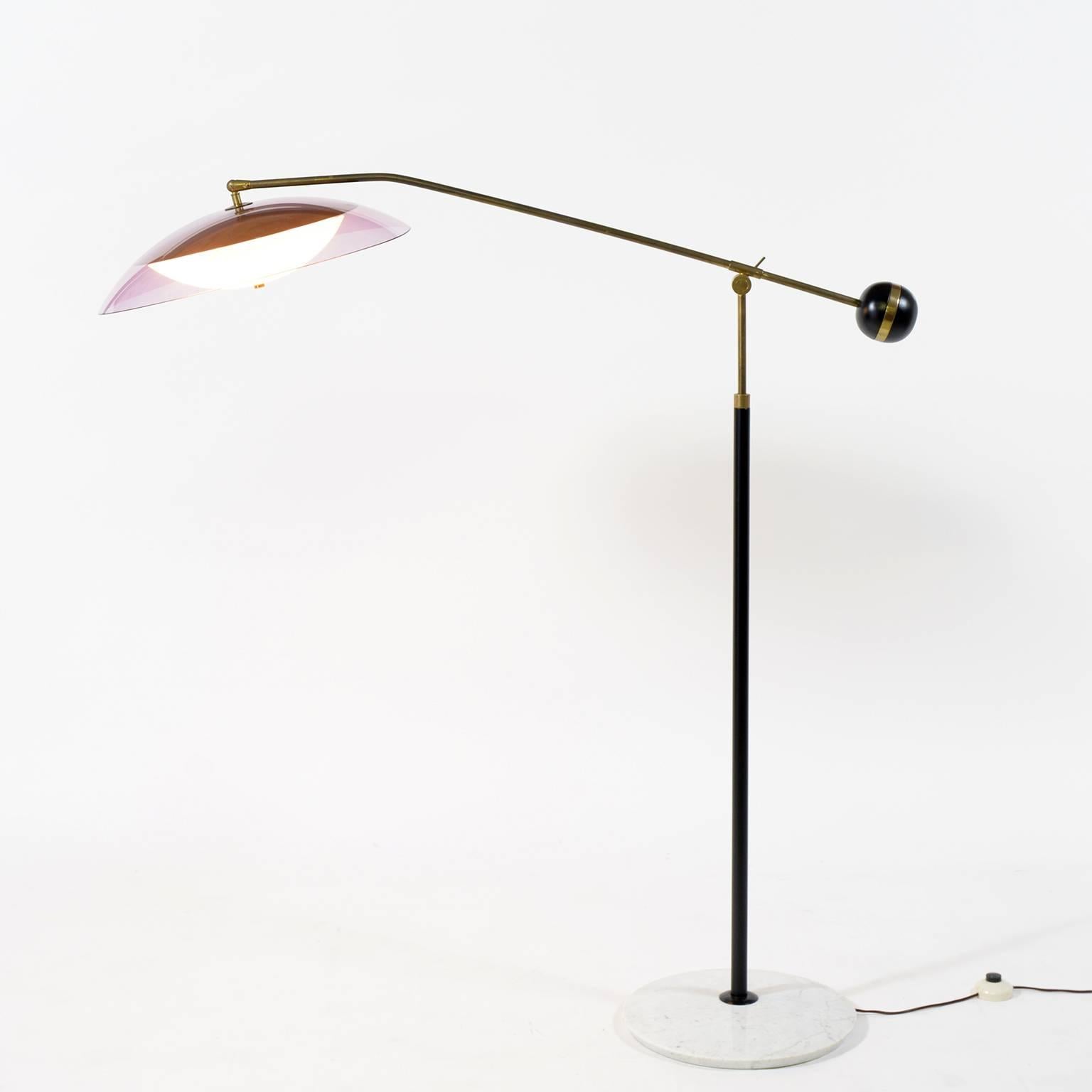 1960s standing lamp in Natural brass and black laquered brass adjustable structure.
The shades of this lamp are in amethyst color and white Lucite and the base in white Carrara marble.
The arm and the shade can be moved.
The arm end with brass