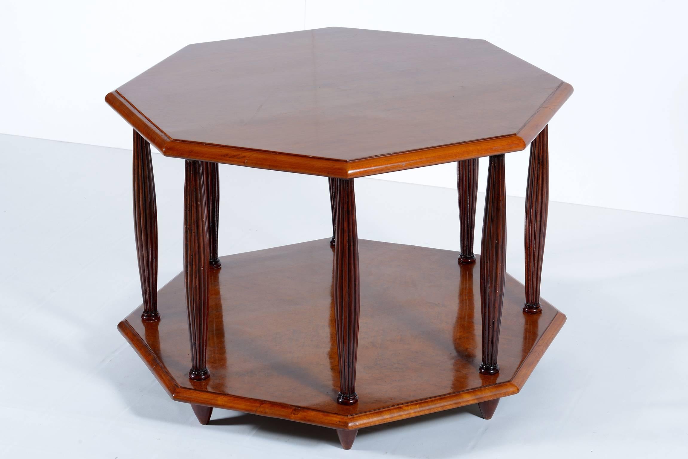 Two octagonal shelves in bird eyes maple supported by slender and fluted solid mahogany legs.
The table can be used in front of a sofa or like side table,
Italia, 1920s.