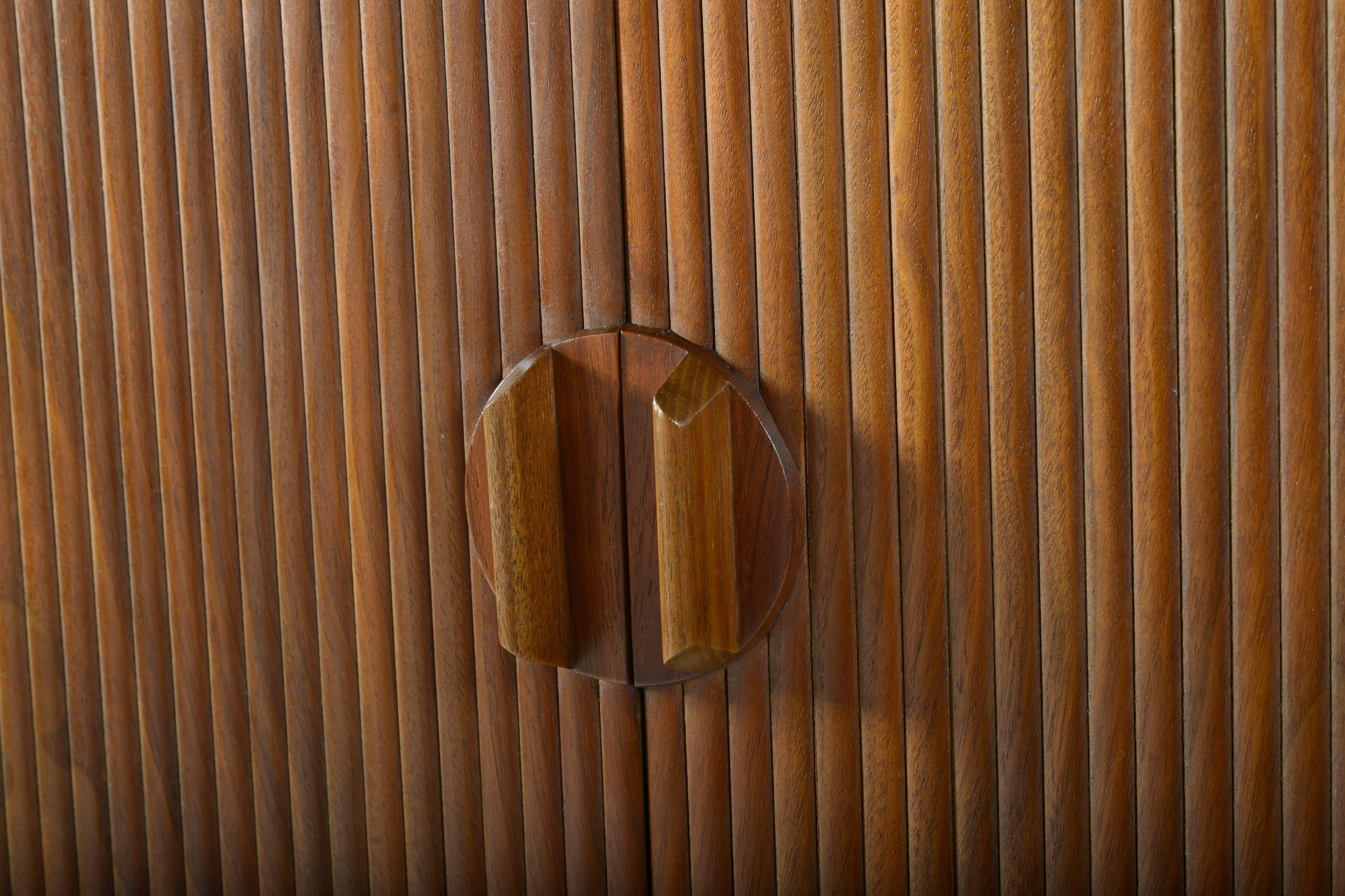 Elegant 1950s Danish Teak Wood Sliding Doors Sideboard In Excellent Condition In Firenze, Toscana