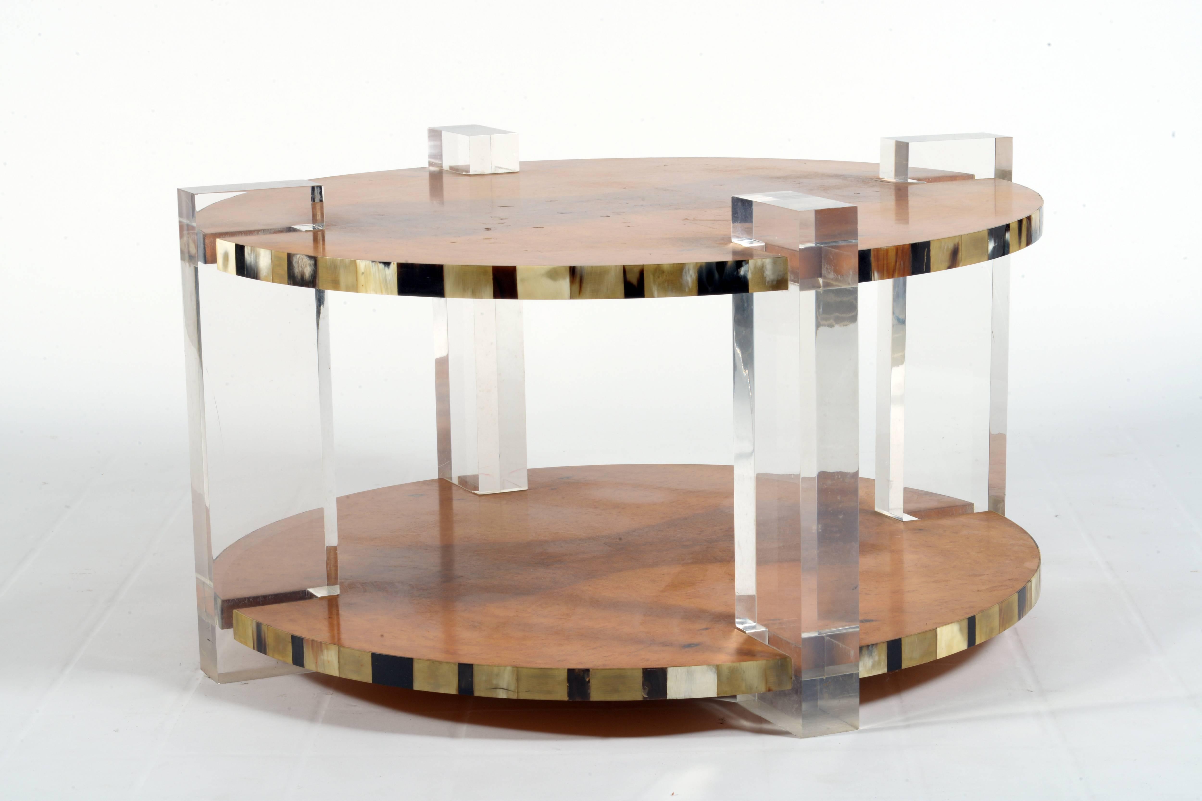 Round table double top with plexiglass legs (Lucite) beautiful burl Tuja, shelves are edged and inlaid with horn to create a pleasant chromatic decoration embellishing the elegant shape.