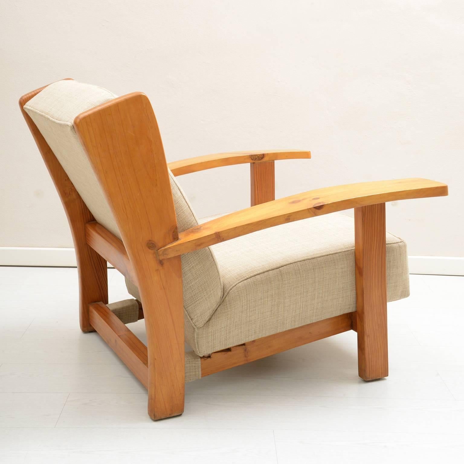 Comfortable seat reclining with three step movements, solid larch sculptured structure, newly Upholstered with cotton fabric,
Florence, Italy, 1940.
 