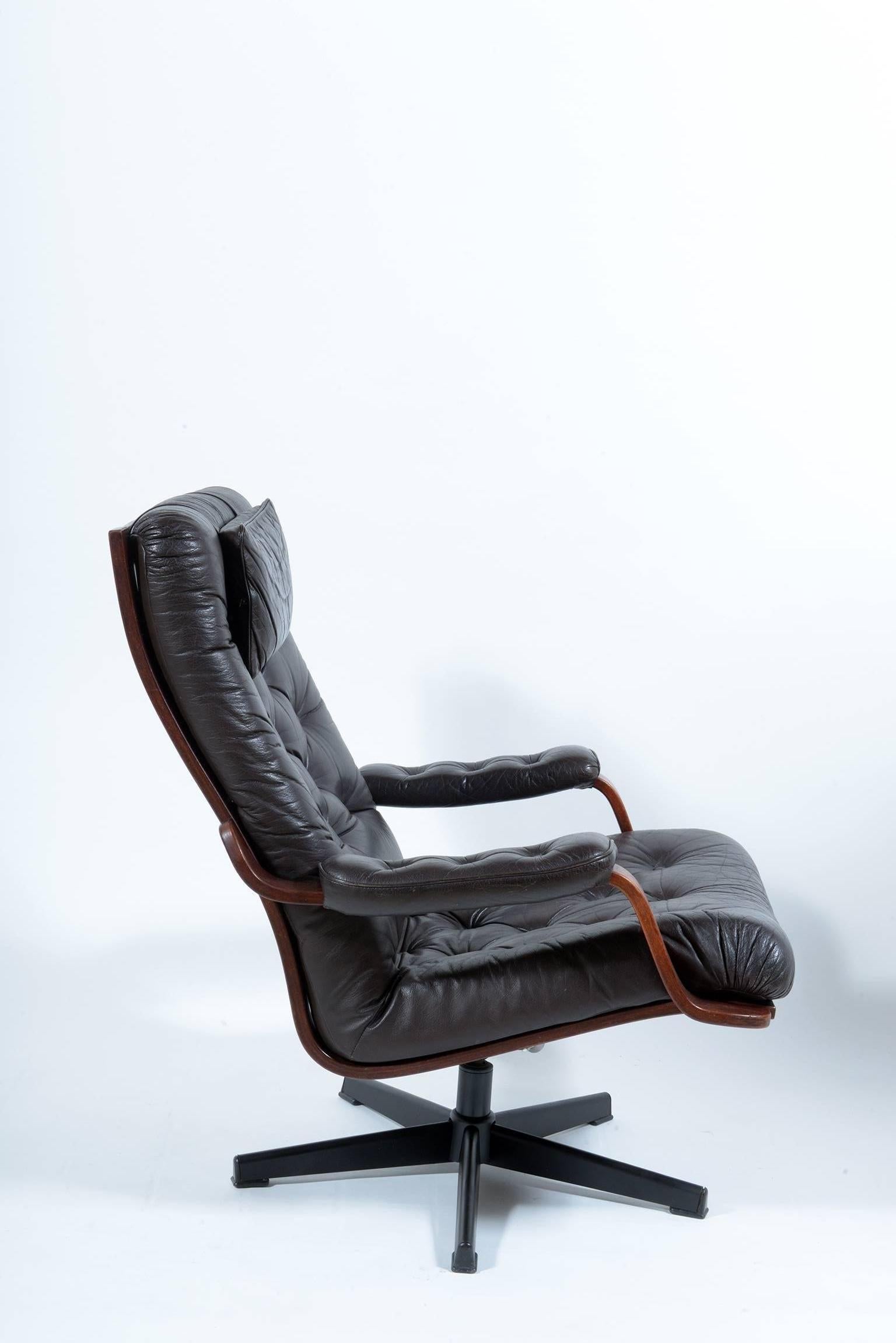 Mid-Century Modern Mid-Century Italian Swivel Black Leather Armchairs For Sale