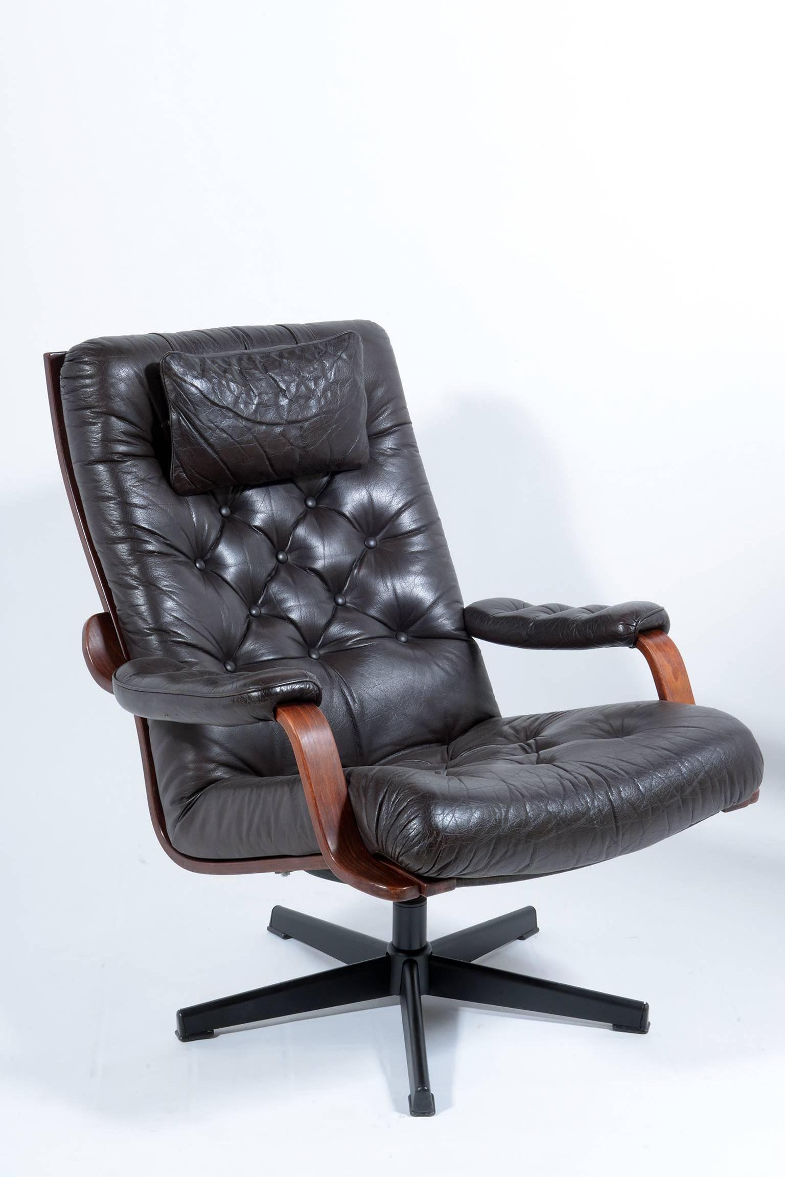 Mid-20th Century Mid-Century Italian Swivel Black Leather Armchairs For Sale