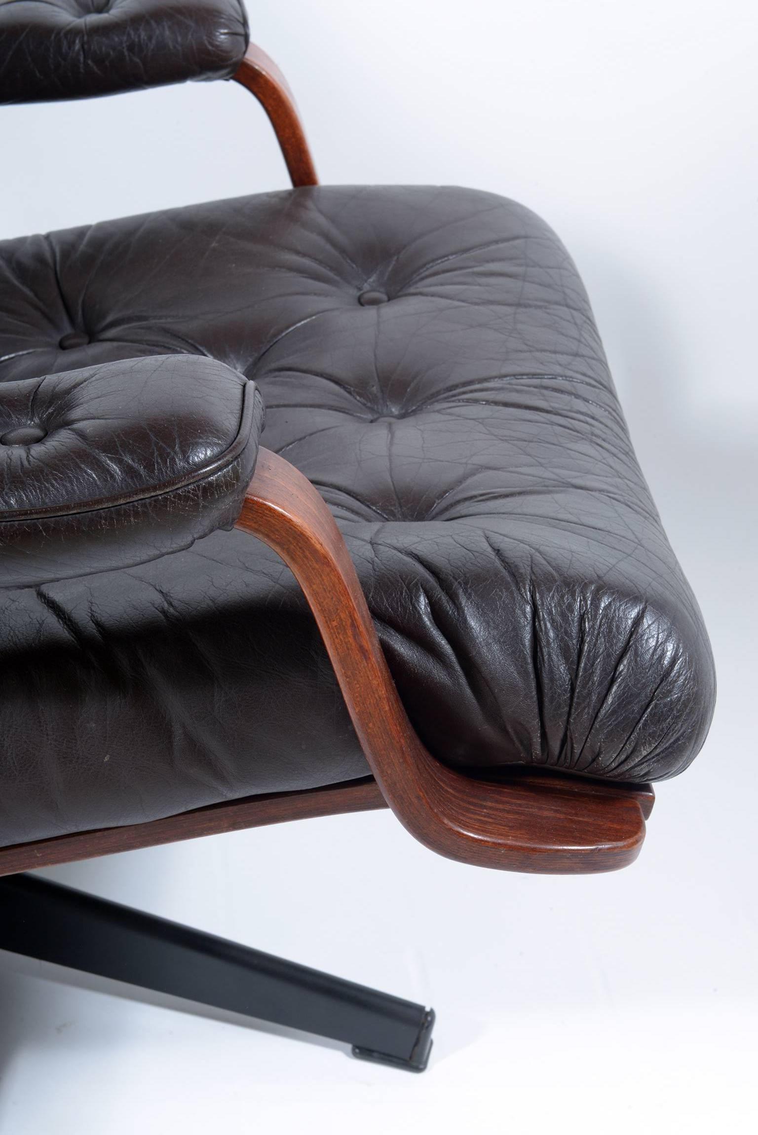 Mid-Century Italian Swivel Black Leather Armchairs For Sale 2
