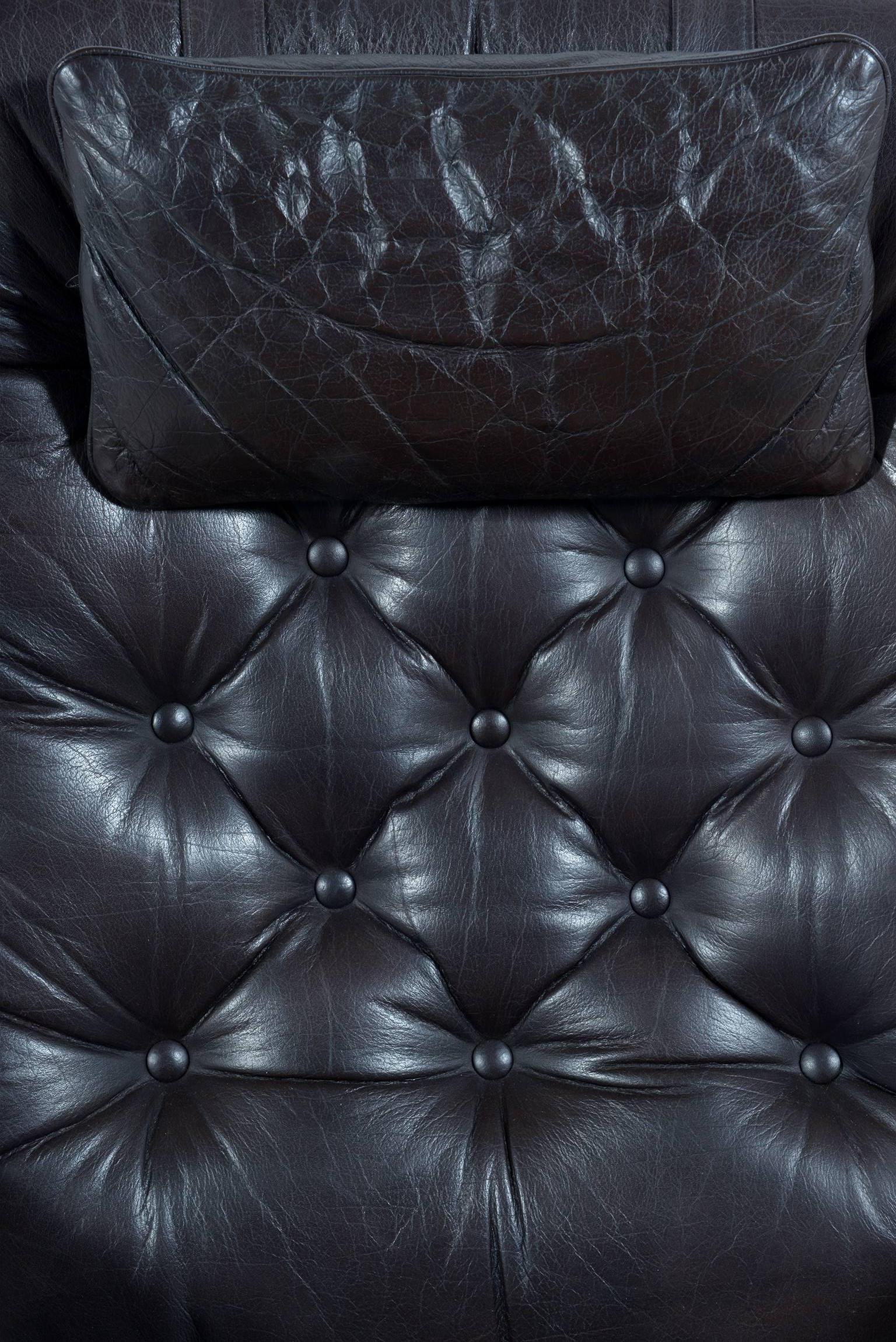 Mid-Century Italian Swivel Black Leather Armchairs For Sale 4