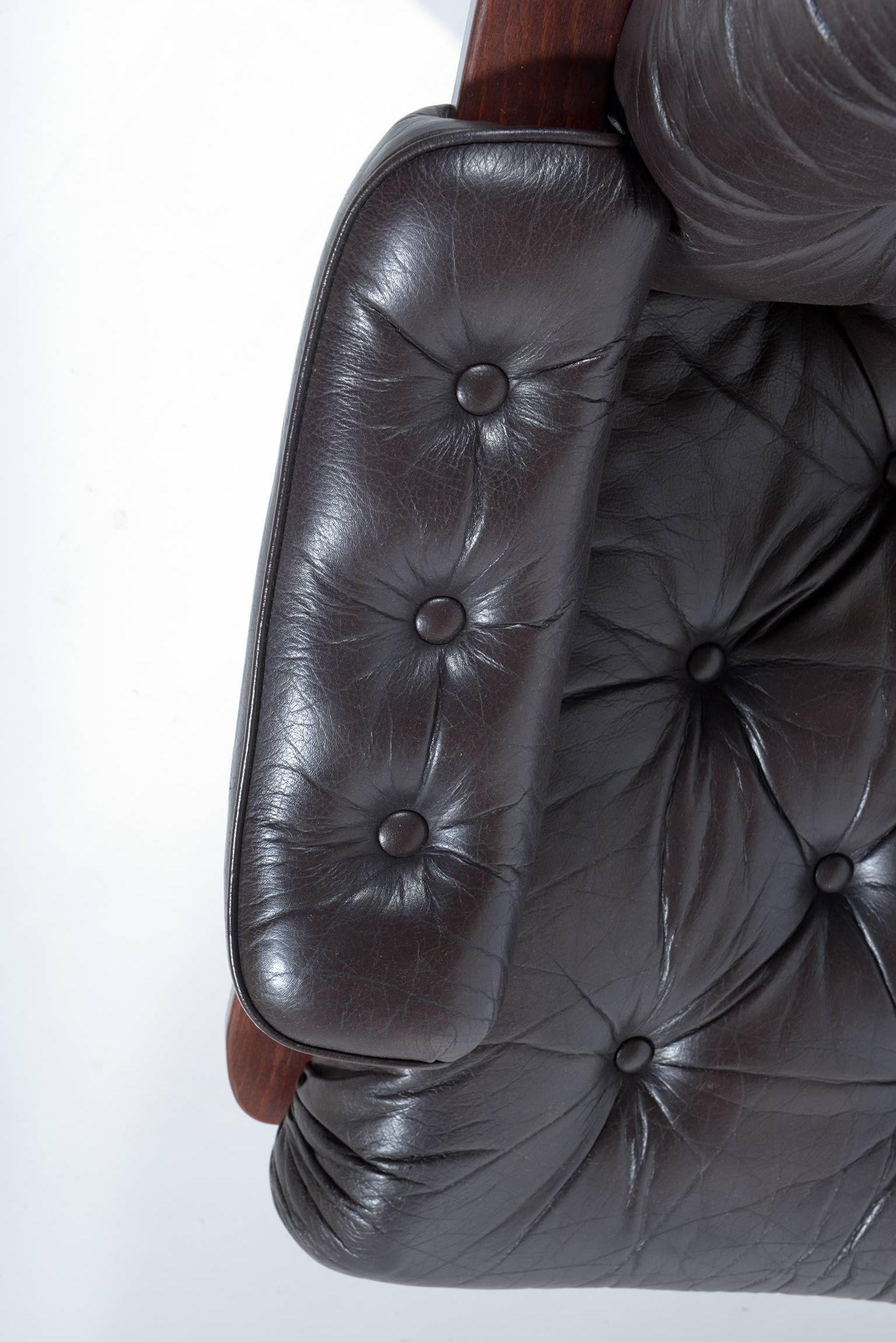 Mid-Century Italian Swivel Black Leather Armchairs For Sale 5