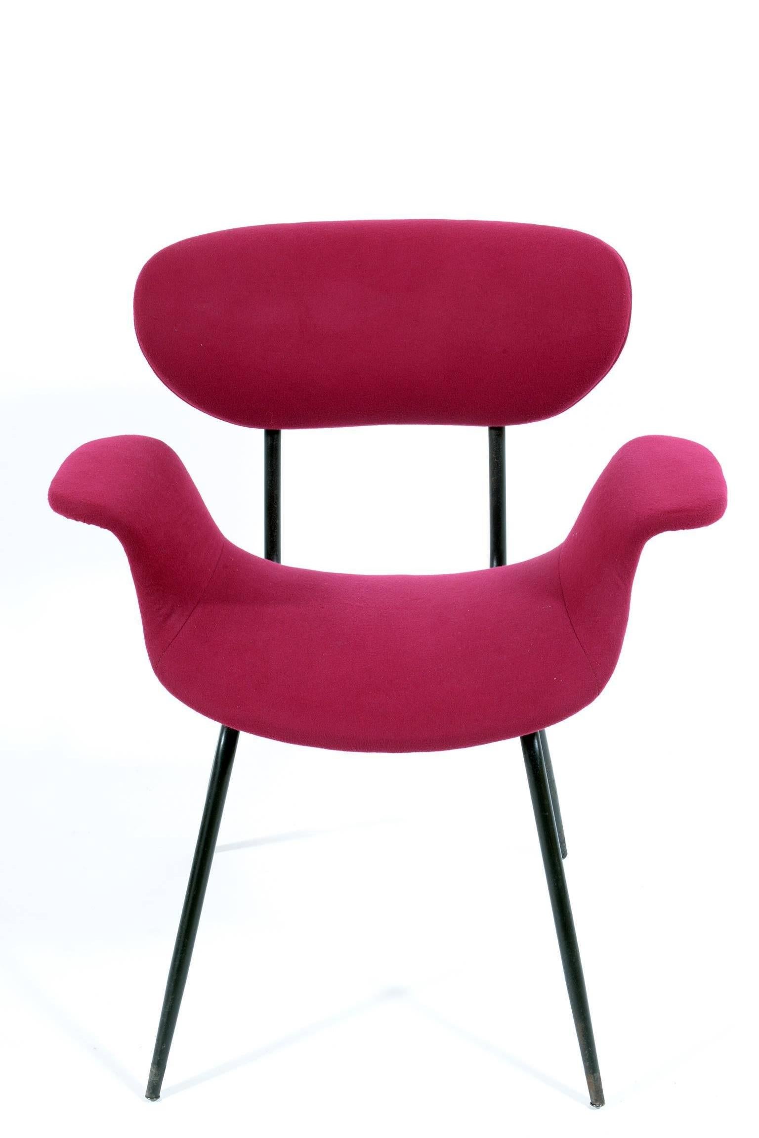 Curved rosewood plywood arms and metal black lacquered legs.
Original red cherry color fabric.
  