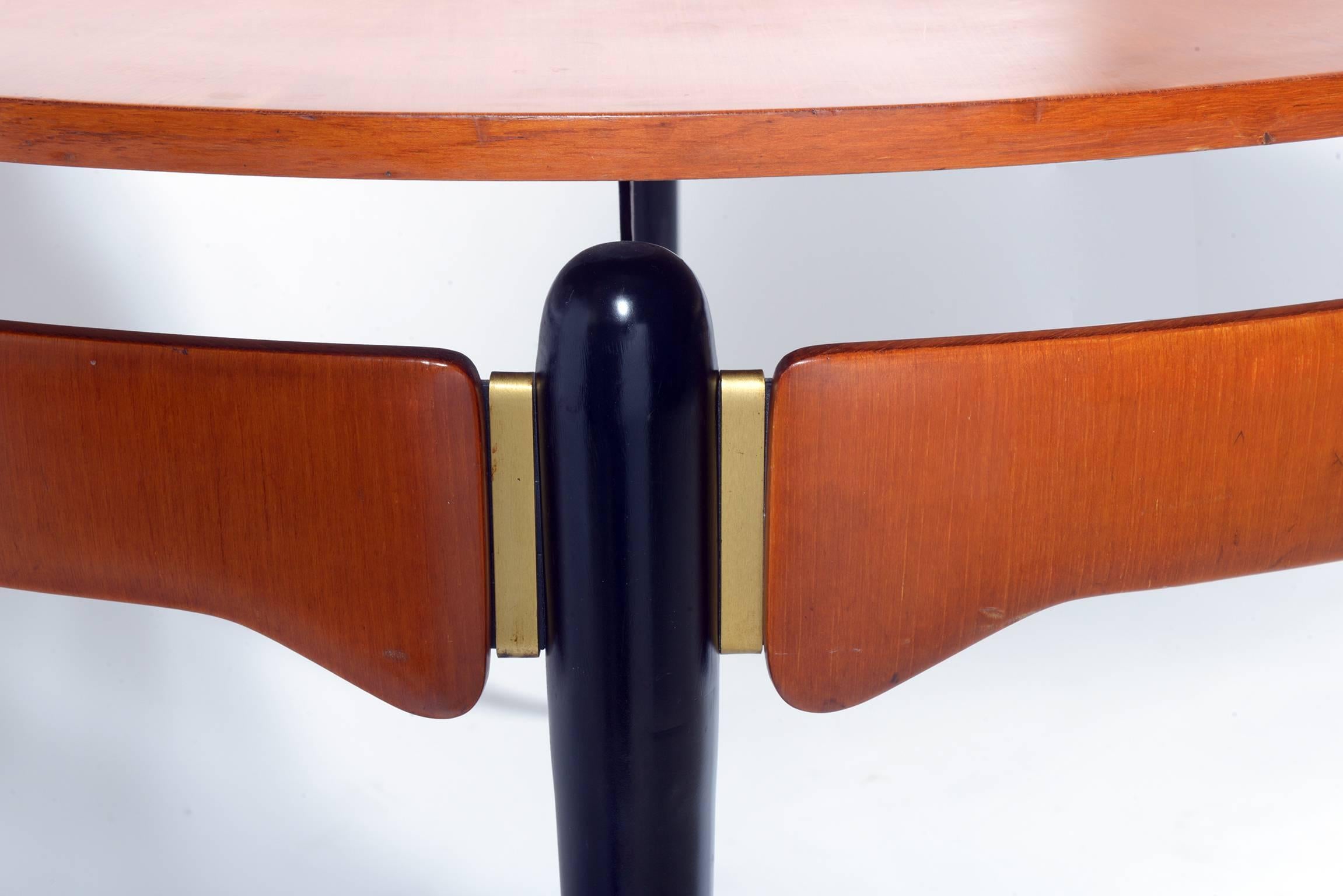 Mid-Century Italian Round Four Black Metal Slender Legs Table In Excellent Condition In Firenze, Toscana