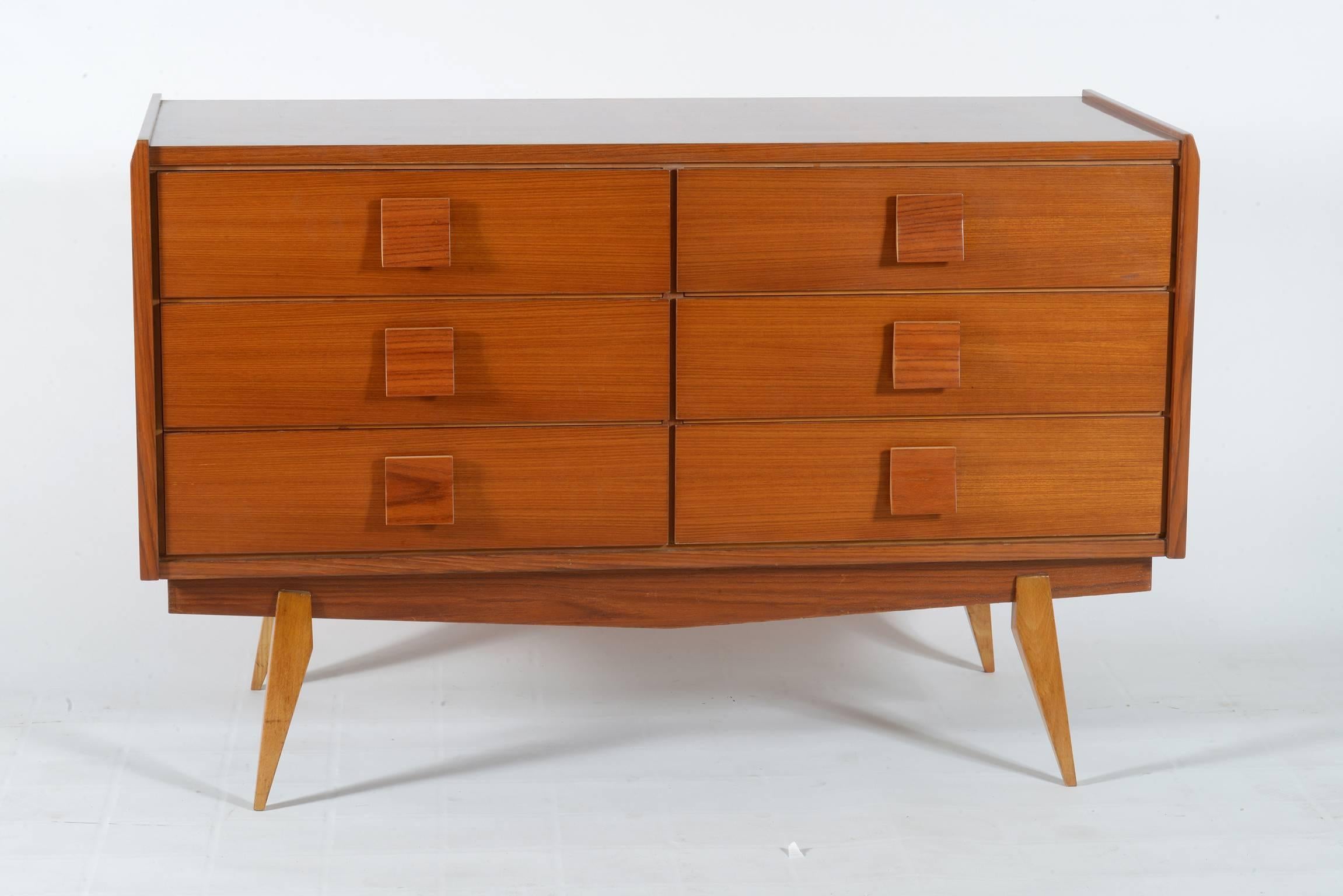 Italian midcentury teak wood six drawers chest by Cavatorta.
The inside of the drawers is in maples.
Sculptural curved handles and slender inclined legs.
 