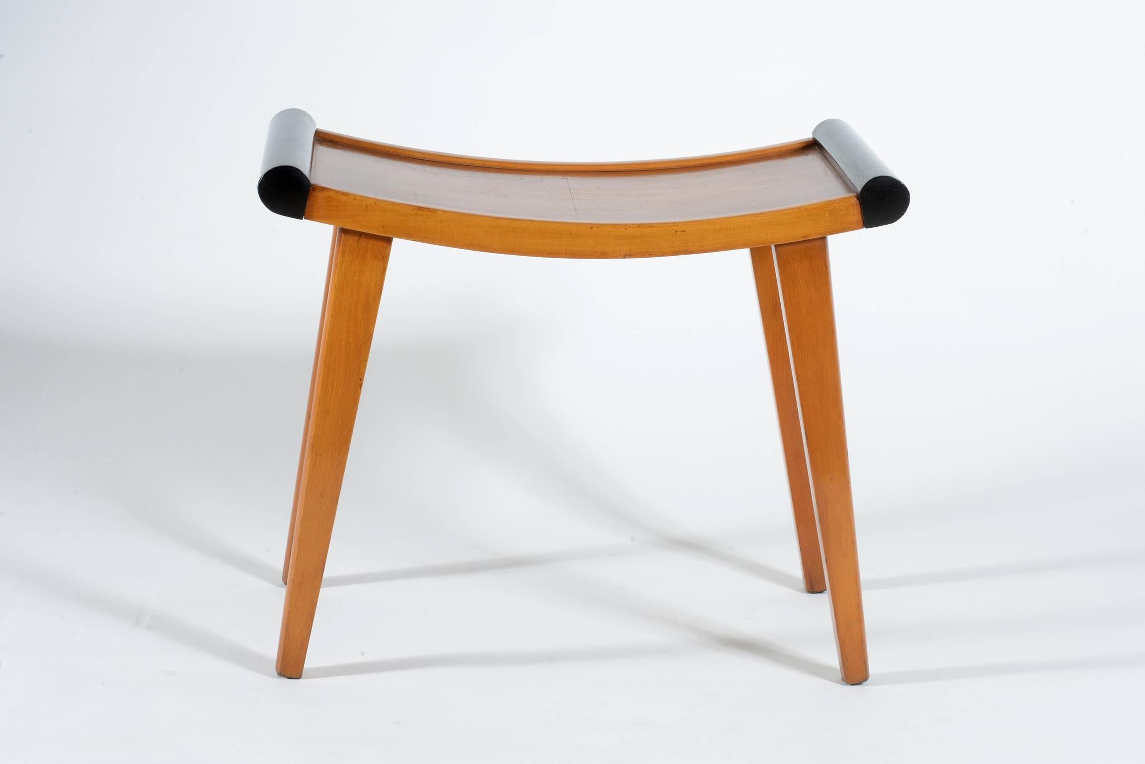 Elegant 1930's Art deco italian stools in walnut and black laquered wood.
Elegant simple shaped.