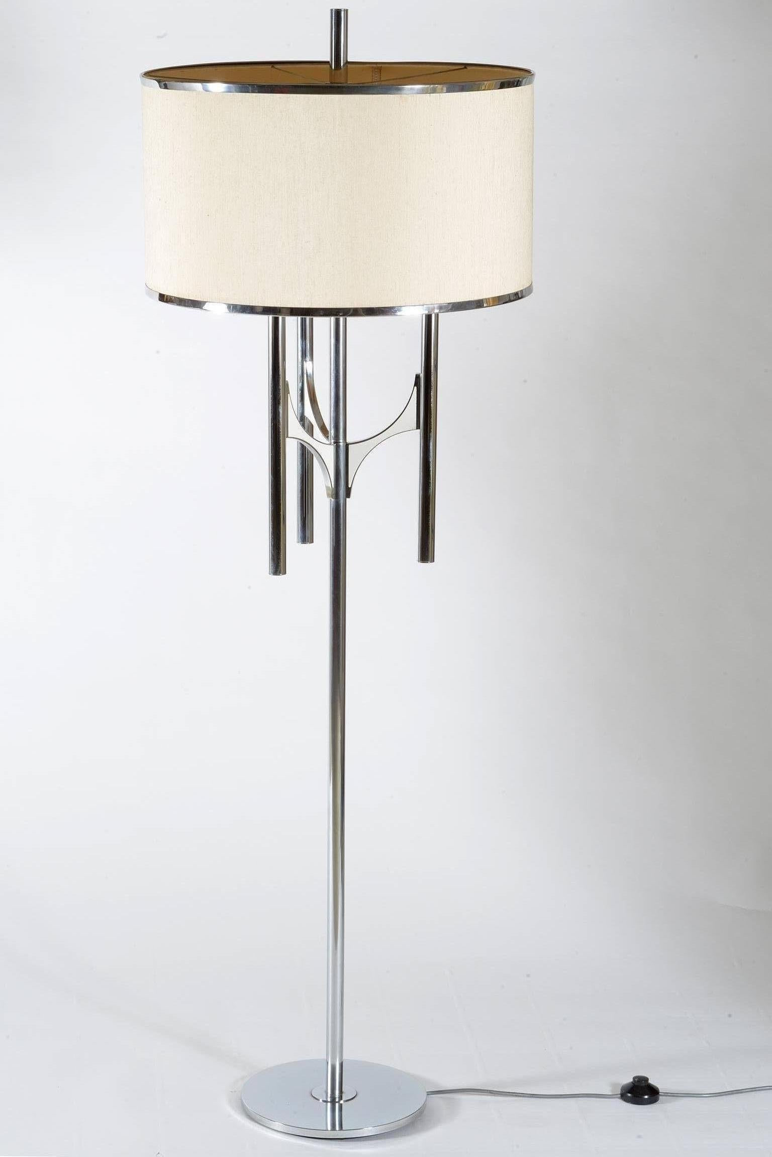 Midcentury Italian chrome metal floor lamp.
Original shade from the period.
Melted signature ‘Sciolari’ on the metal.
Three bulbs.
 