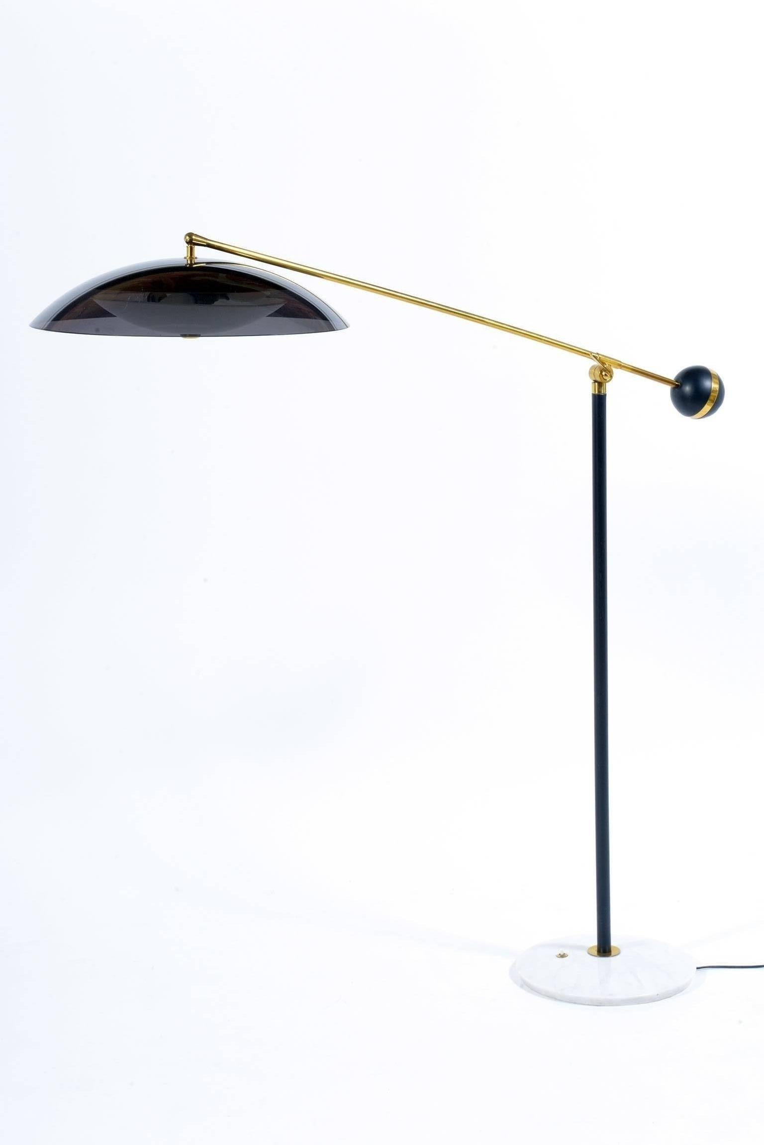 1960s standing lamp in natural brass and black laquered brass adjustable structure.
The shades of this lamp are in green and white Lucite and the base in white Carrara marble.
The arm and the shade can be moved.
The arm ends with brass sphere to