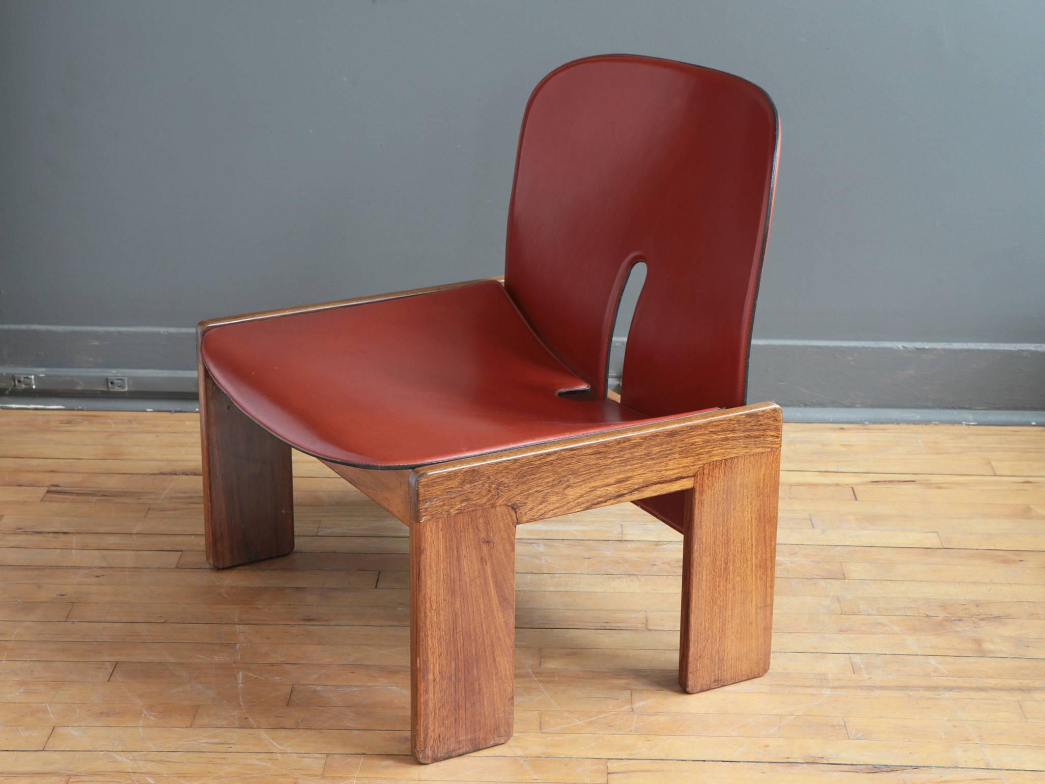 A model 925 lounge chair designed by Afra and Tobia Scarpa, circa 1966. Featuring a walnut frame with molded plywood seat and back covered in leather. Manufactured by Figli di Amedeo Cassina. Retains original label to underside.