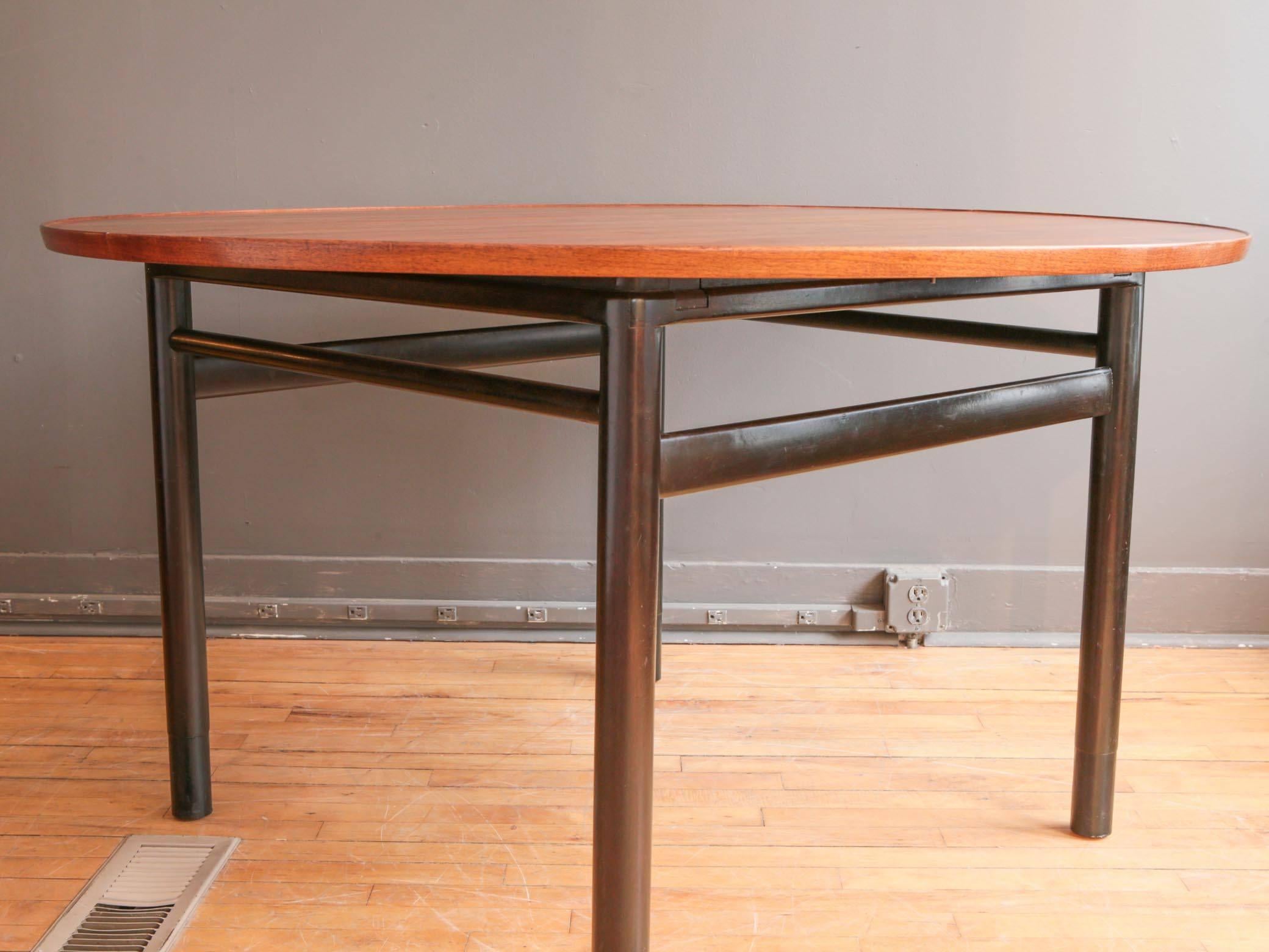 Walnut Dining Table by Edward Wormley for Dunbar In Excellent Condition In Cambridge, MA