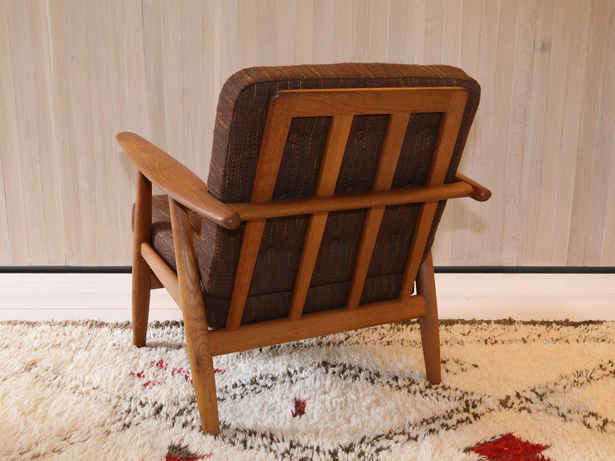 Pair of Hans Wegner GE-240 Lounge Chairs In Good Condition In Cambridge, MA