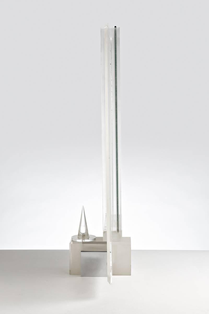 Modernistischer Tischspiegel aus Lucit und Chrom, um 1970

Gut ausbalanciert mit kleinem Zinnenschmuck.