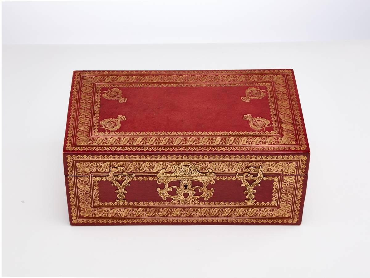 Morocco leather document box with fine tooled gold decoration, circa 1925-1930.

The front has two gilt metal mounts the central lock has its original key. 

The interior is lined with red silk and on the forward leading edge are the words La
