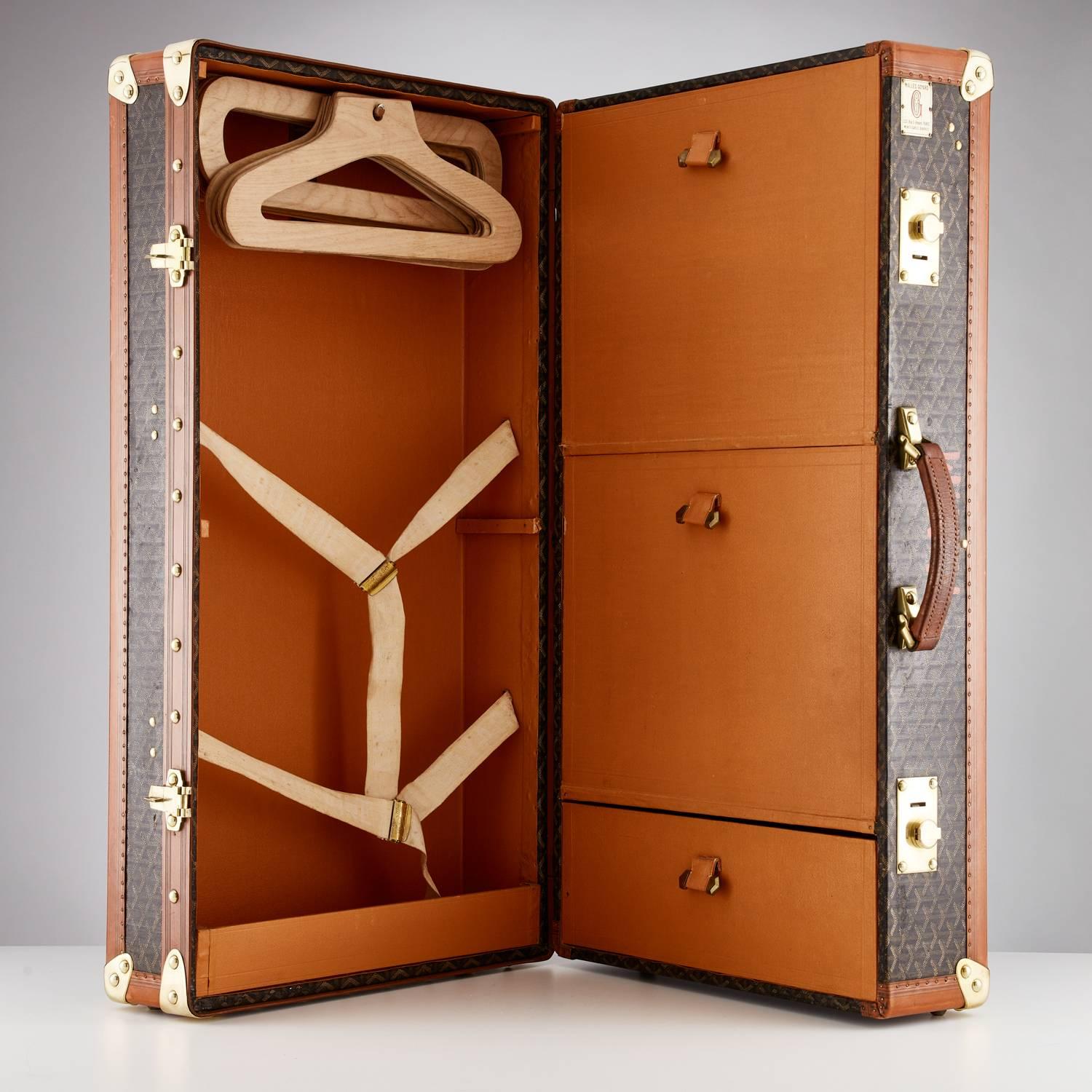 Français 20ème siècle Vintage Goyard Wardrobe Trunk French circa 1930-1935  en vente