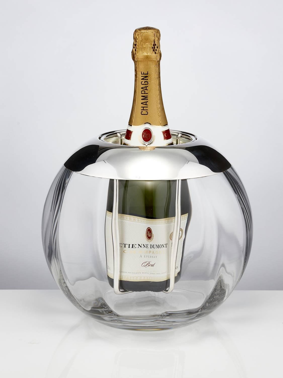 Presentamos un impresionante y considerable enfriador de champán o vino Globe de mediados del siglo XX, procedente de Italia y datado en torno a 1970.

Esta pieza modernista rezuma calidad, con un cristal grueso y sorprendentemente pesado que crea