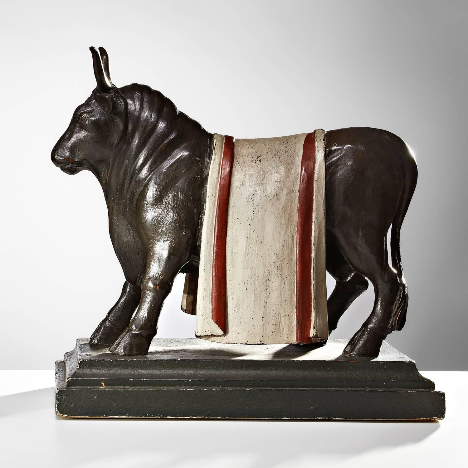 Impressionnante paire de sculptures anciennes de taureaux en bois, européennes, vers 1840.
Un sujet inhabituel, non seulement le corps bien sculpté, mais aussi les magnifiques capes drapées sculptées. Il y a quelques zones d'usure légère en surface,