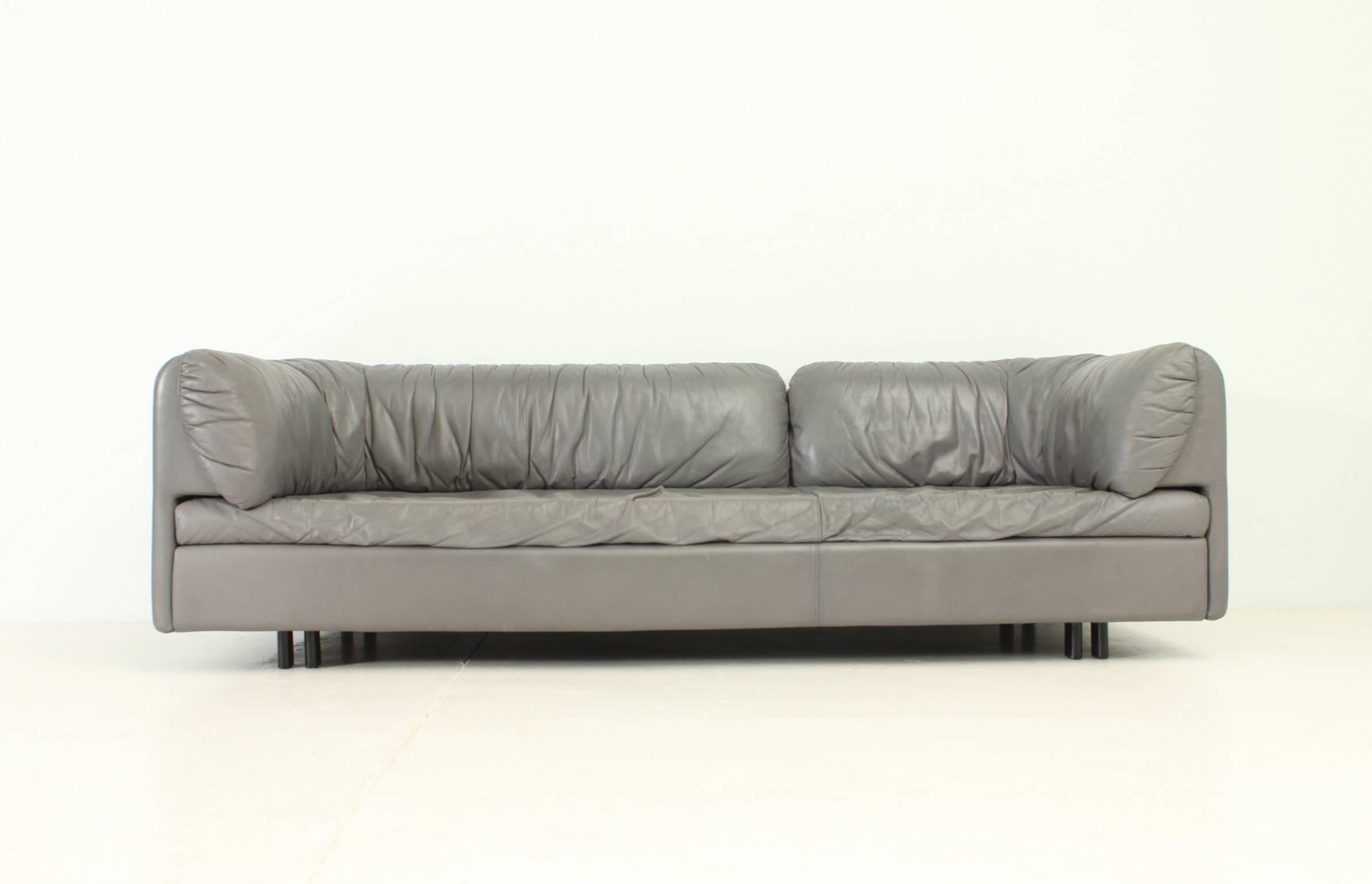 Sofa model Pacific designed in 1983 by Cini Boeri for Arflex, Italy. Upholstered in grey leather with two different textures.