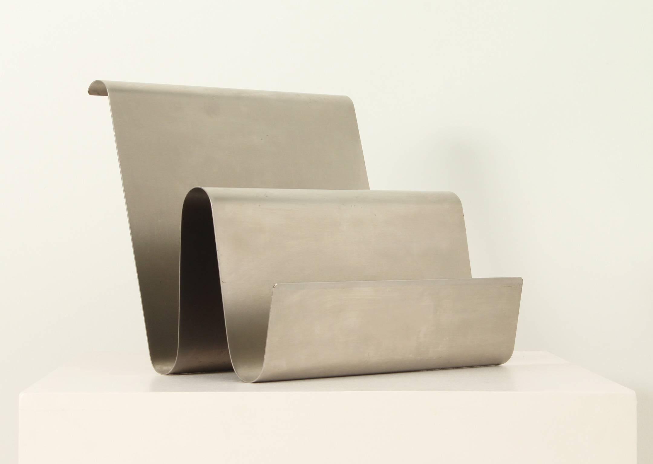 Magazine rack from 1970s in the manner of Michel Boyer works, France. Made of one piece of curved steel.