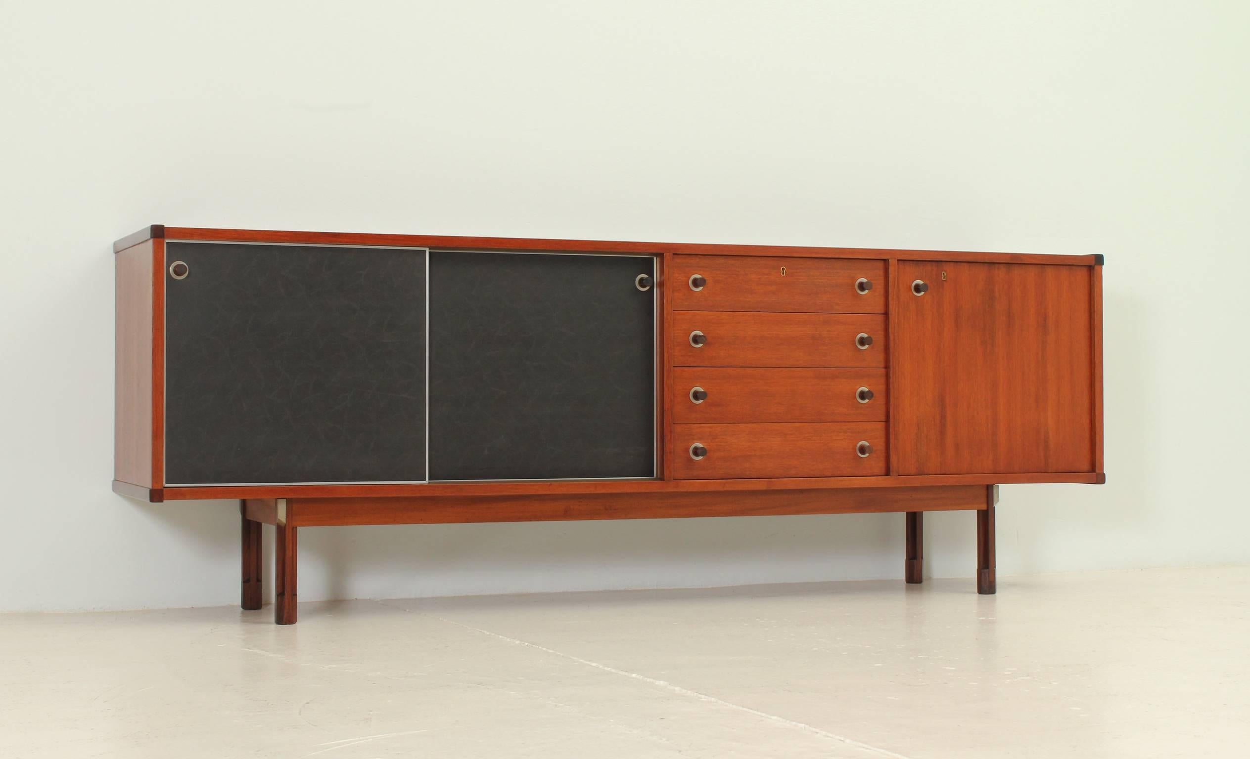 Italian Sideboard in Teak and Rosewood In Excellent Condition For Sale In Barcelona, ES