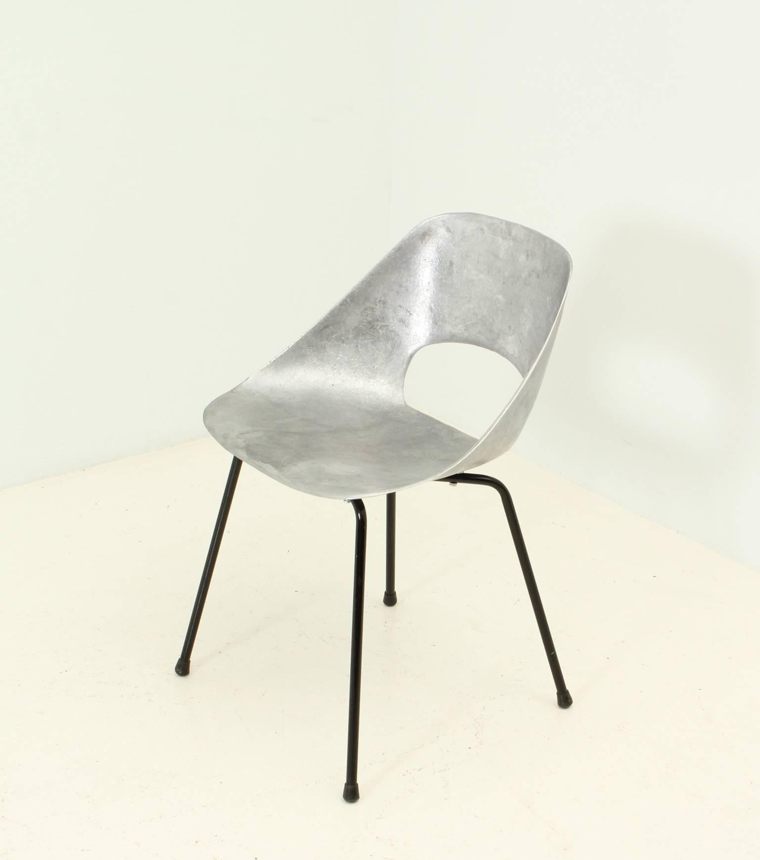 Set of Four Aluminium Tulip Chairs by Pierre Guariche In Excellent Condition For Sale In Barcelona, ES