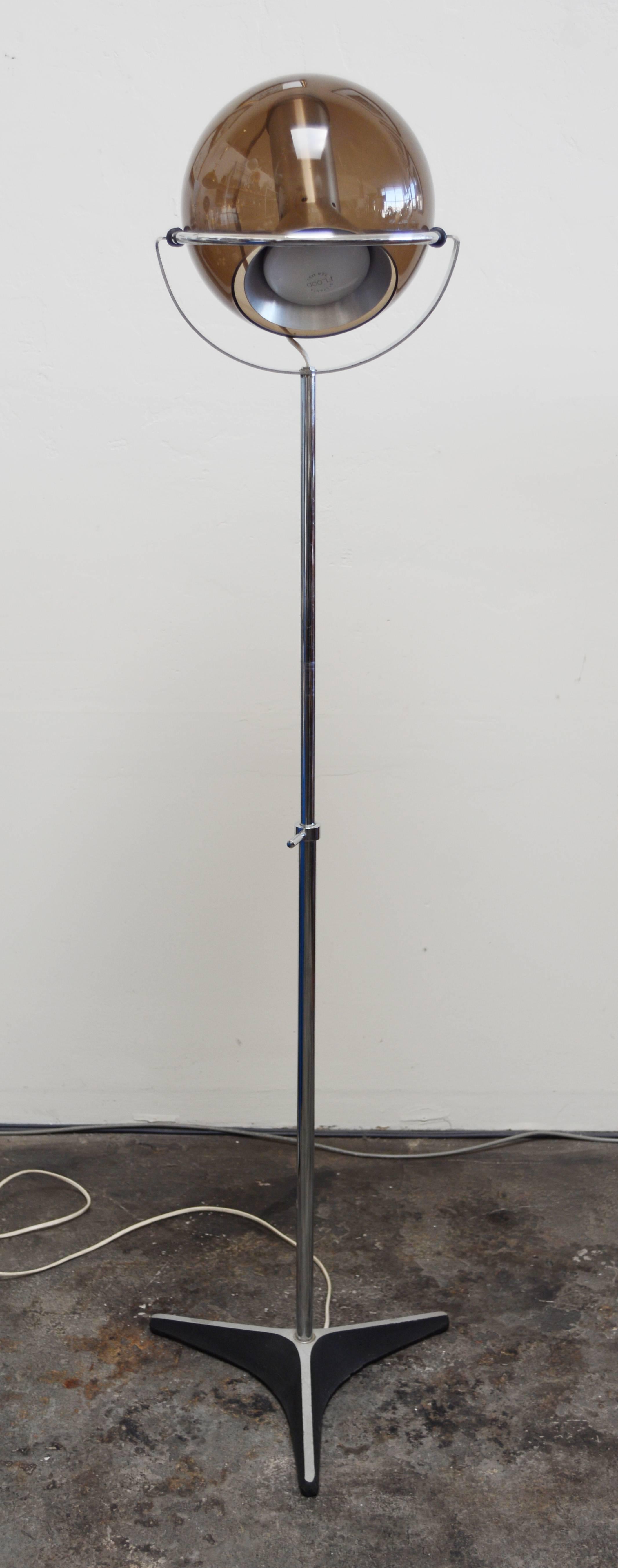 Adjustable floor lamp made by RAAK. This lamp adjusts in height from 48