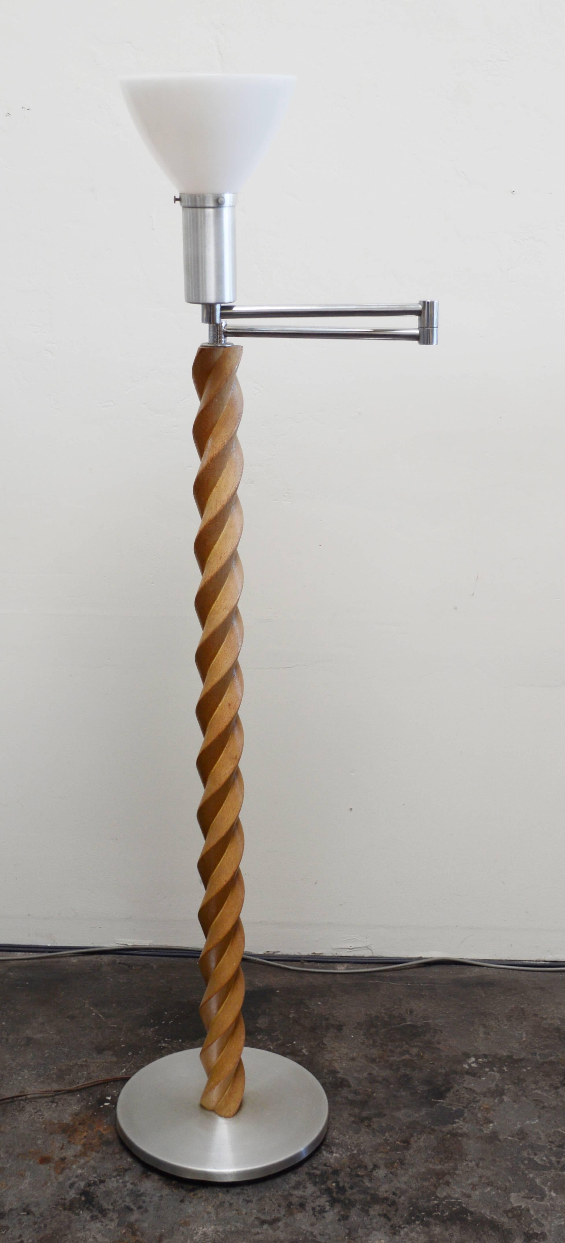 Mid-Century Modern Lampadaire en chêne et aluminium attribué à Russel Wright en vente