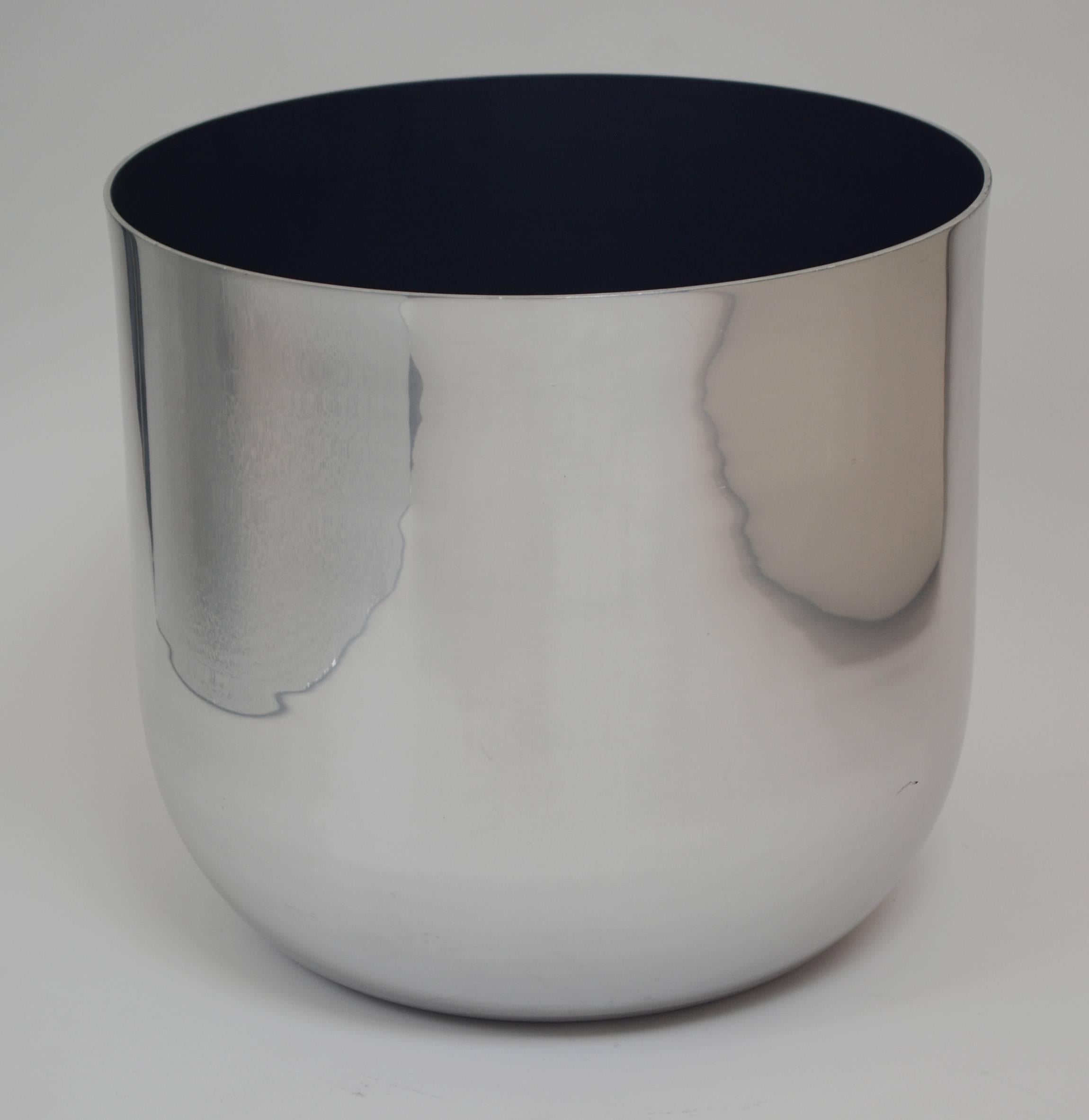 Large polished aluminum architectural supplements planters. Architectural supplements was a division of Paul Mayen's Habitat Furnishings. These have a few small scratches.