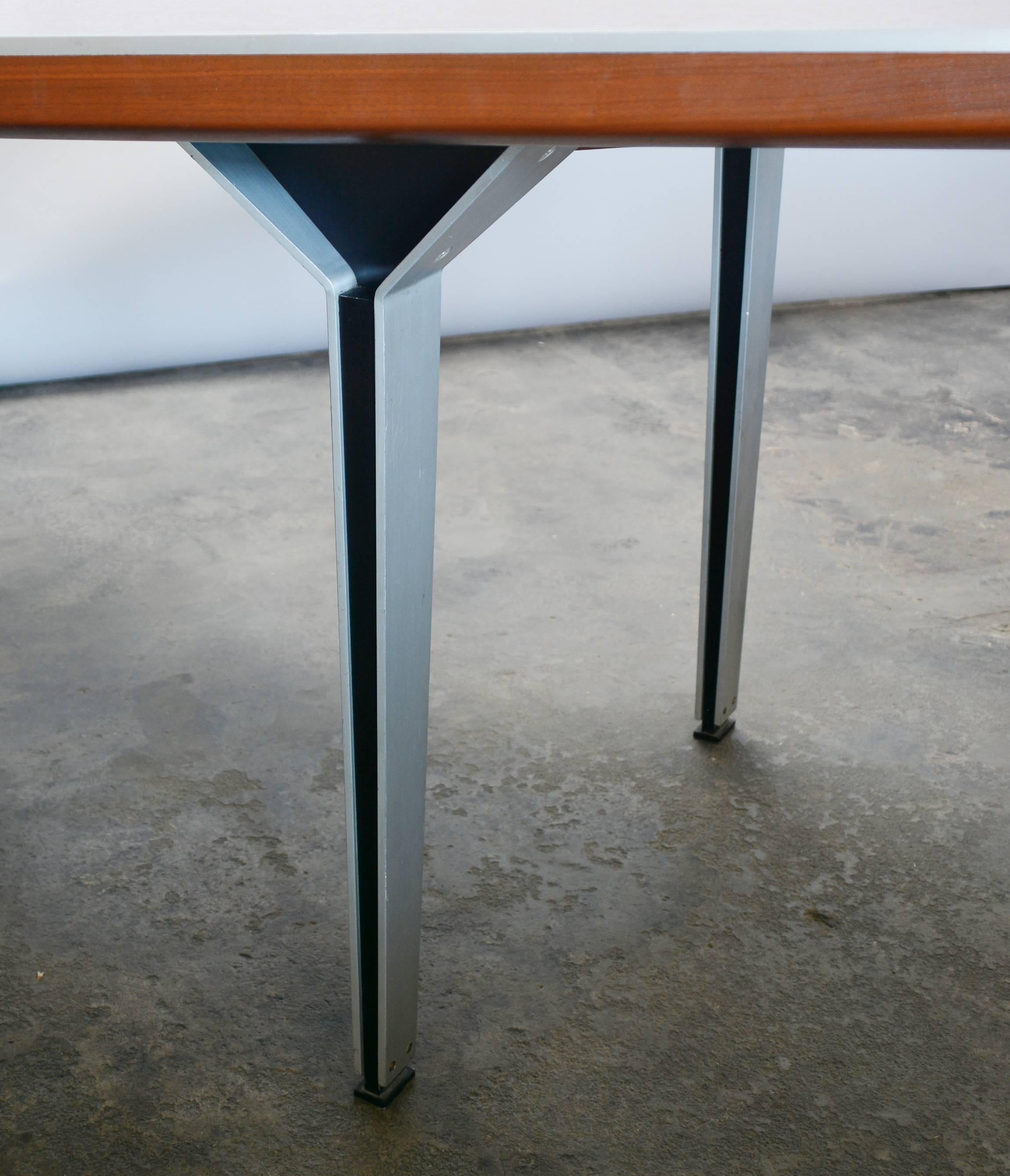 Großer Schreibtisch aus Nussbaum und Aluminium im Zustand „Gut“ im Angebot in San Mateo, CA